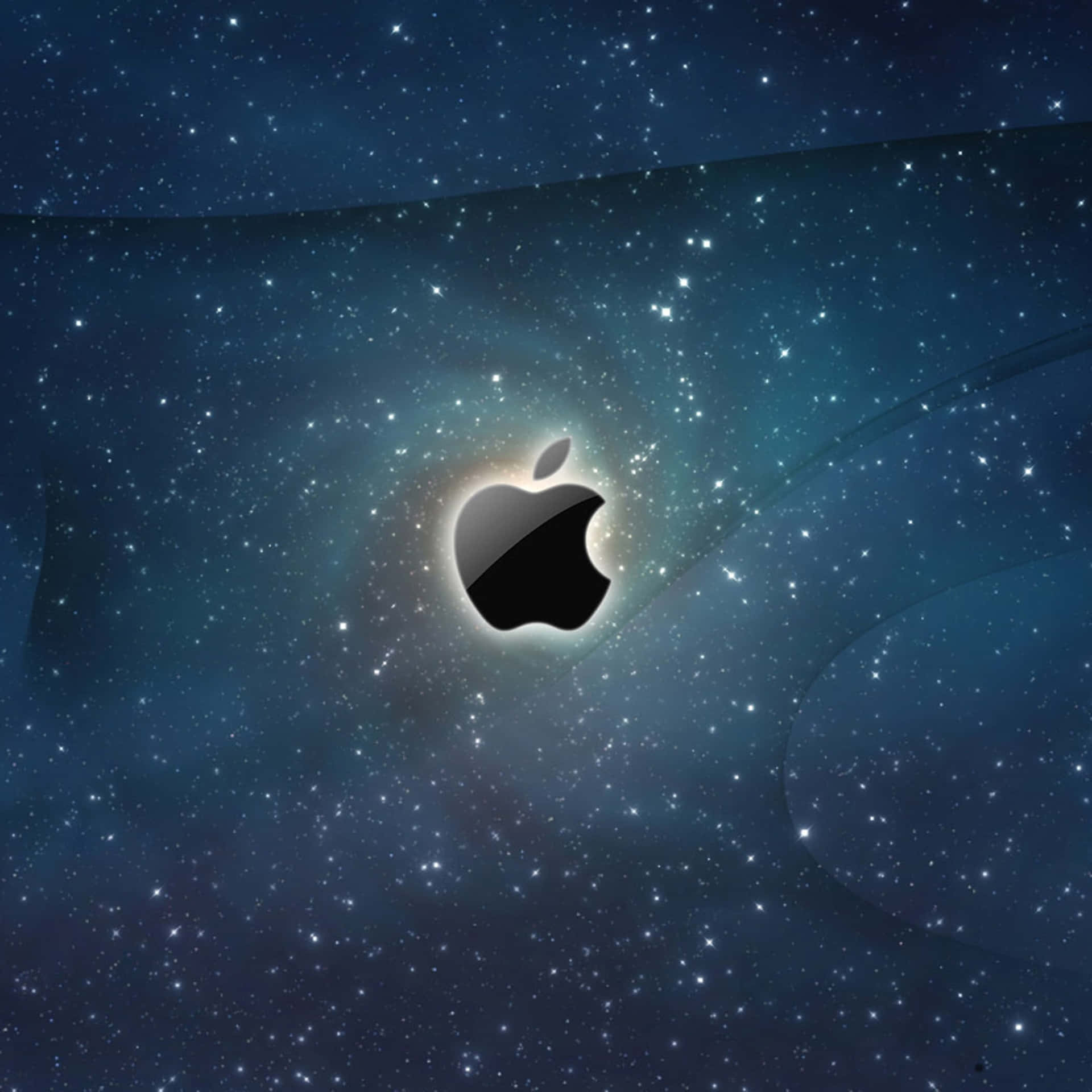  壁紙 — 一個黑色Apple標誌在星光宇宙背景中發光，伴隨著旋轉星雲和深藍色調。