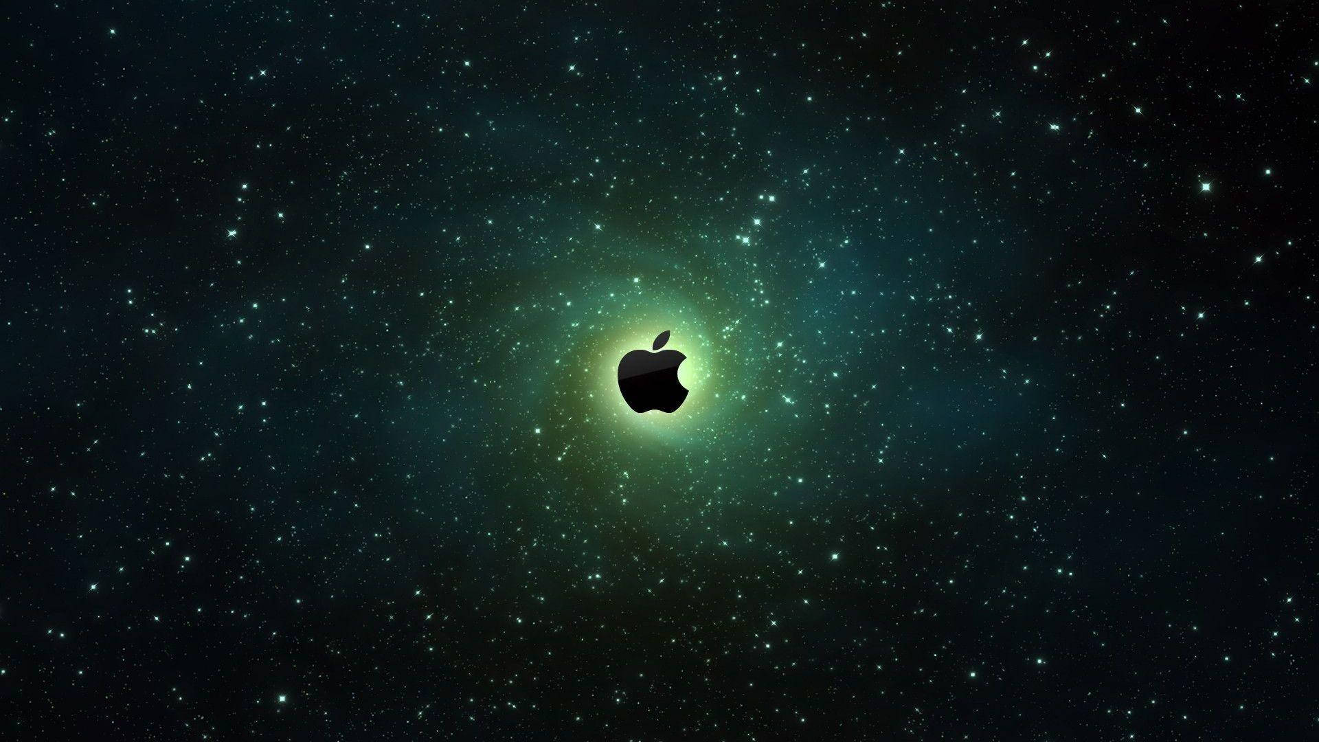 在繁星點點的綠色星雲中發光的Apple標誌 — 4K 壁紙