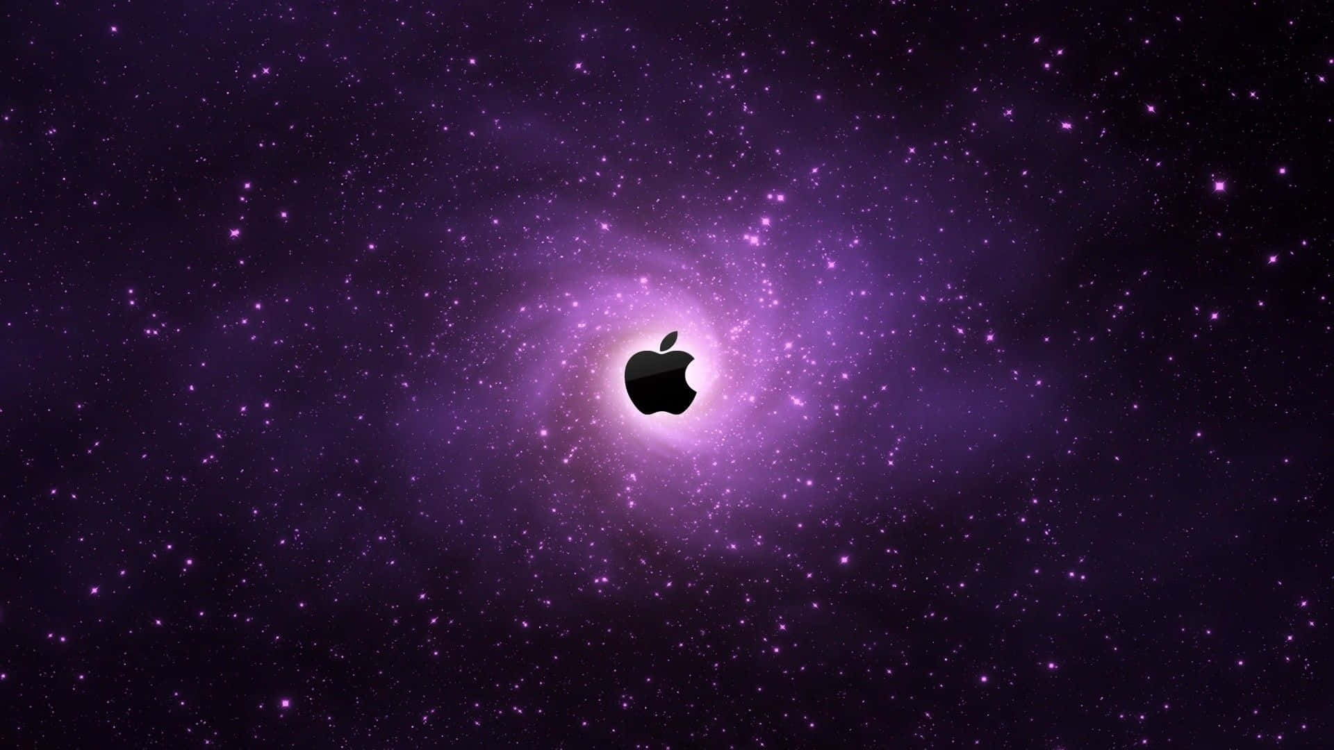 太空 桌布 壁紙 — 一個黑色Apple標誌置中於充滿閃爍星星的鮮豔紫色星雲中，背景為黑暗的宇宙。