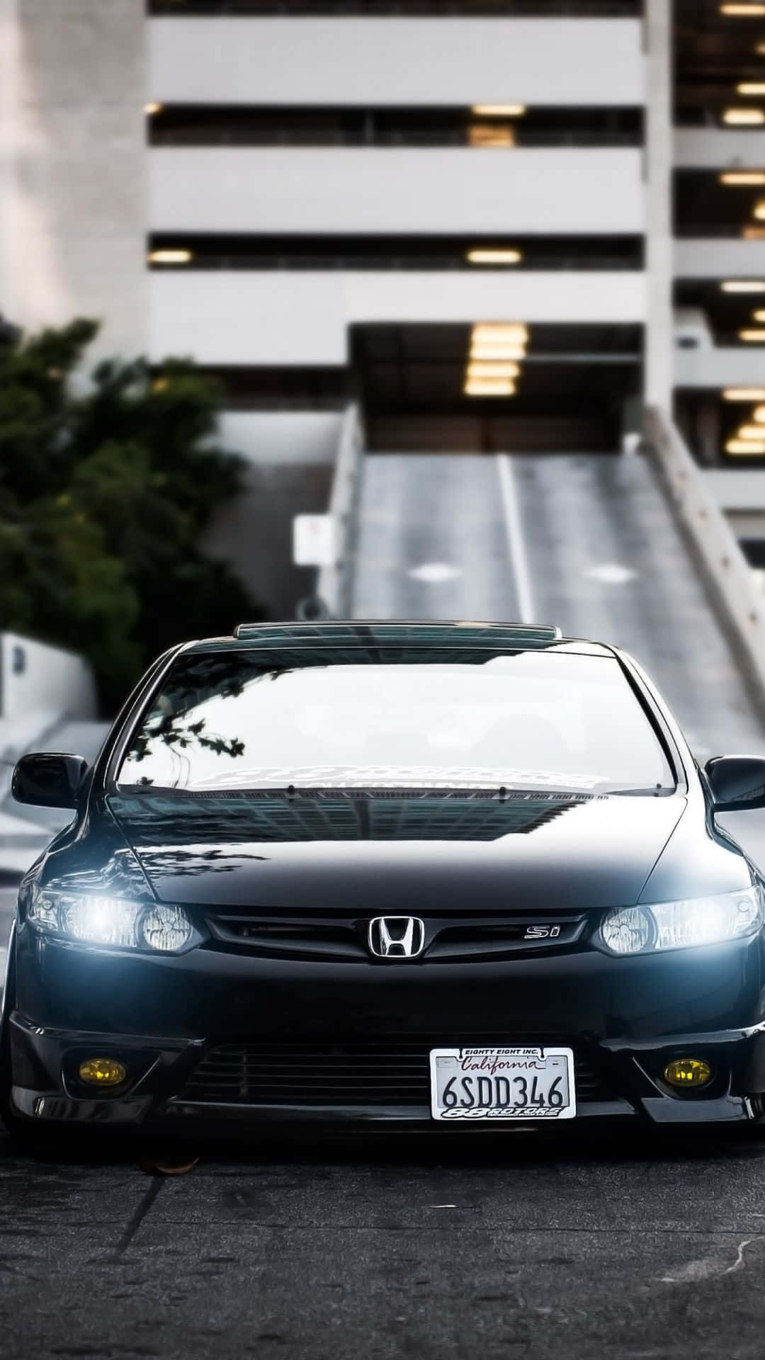 黑色本田思域在夜間停放在多層停車場。 — Jdm 壁紙