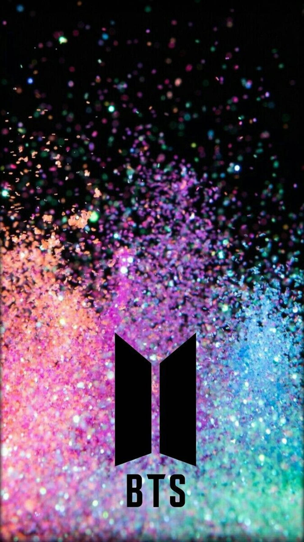 BTS標誌被彩色閃粉粒子包圍在深色背景上。 — K Pop 壁紙