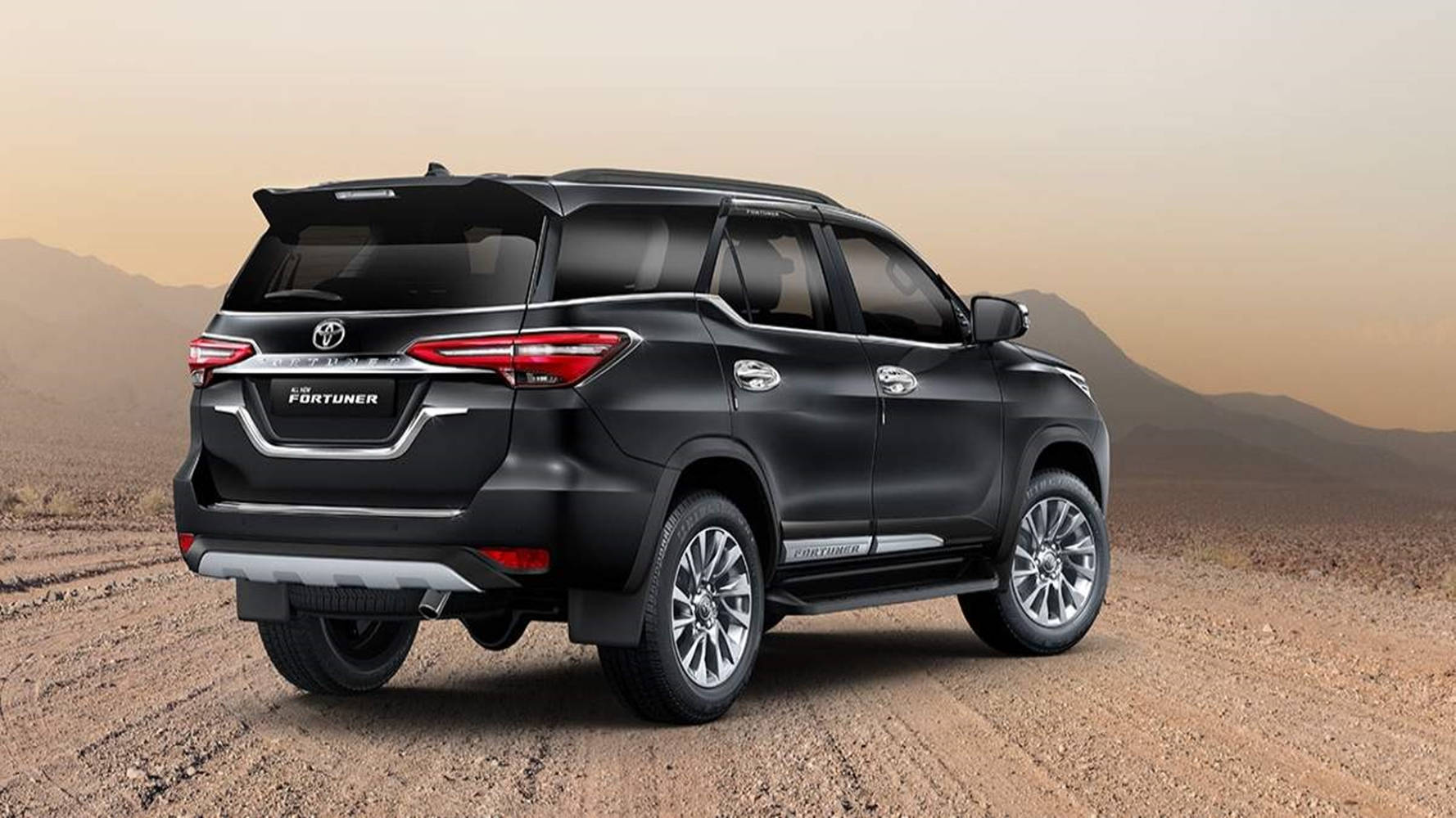 黑色豐田 Fortuner SUV 在沙漠道路上夕陽下 — Toyota Supra 壁紙