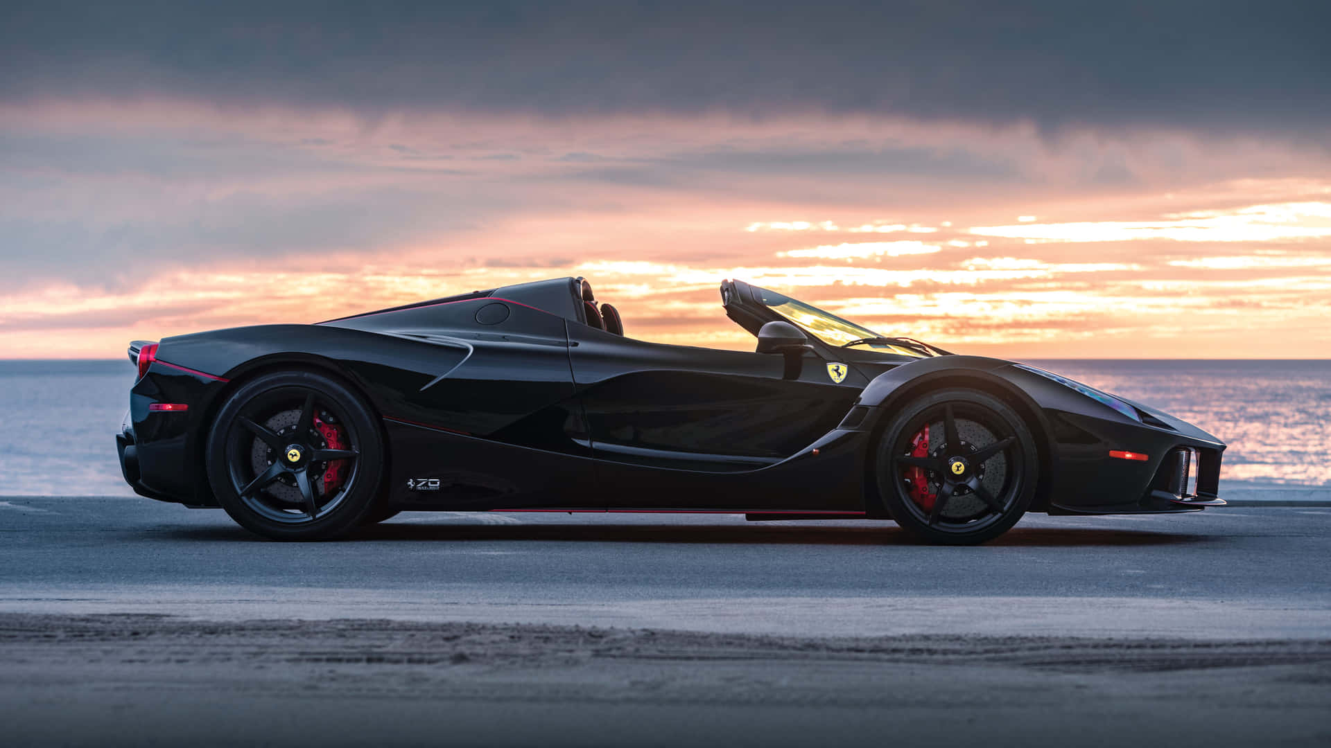 日落時分海邊公路上的黑色法拉利 LaFerrari Aperta 敞篷跑車。 — 汽車 壁紙