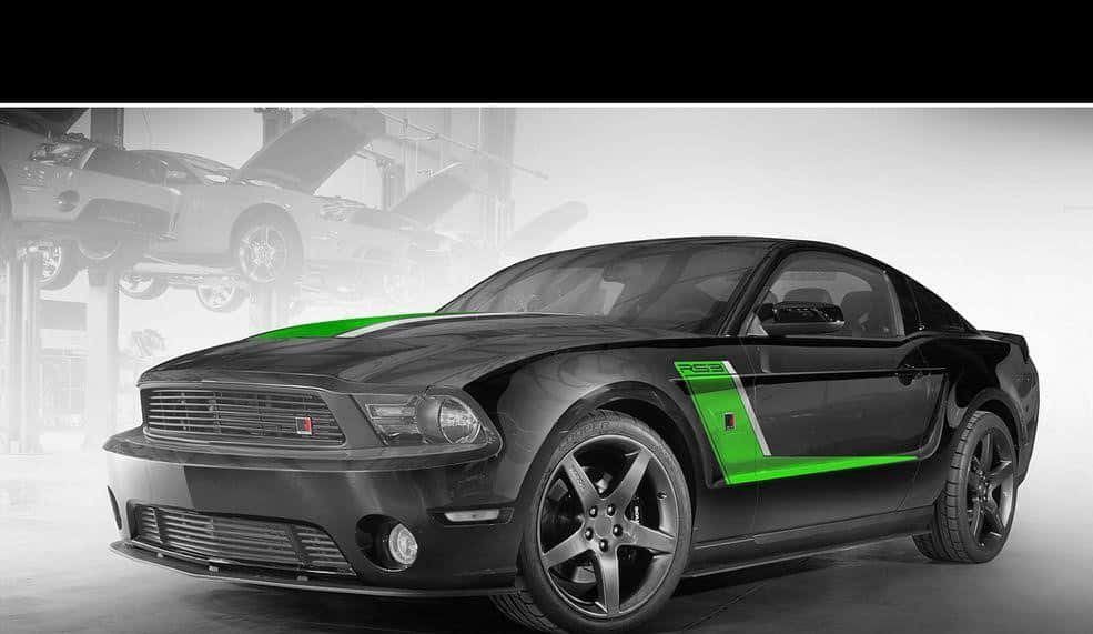 Ford Mustang Roush 桌布 壁紙 — 一架時尚的黑色福特野馬RS，帶有鮮綠色賽車條紋，在霧氣瀰漫的車庫中格外顯眼，背景中其他車輛隱約可見。