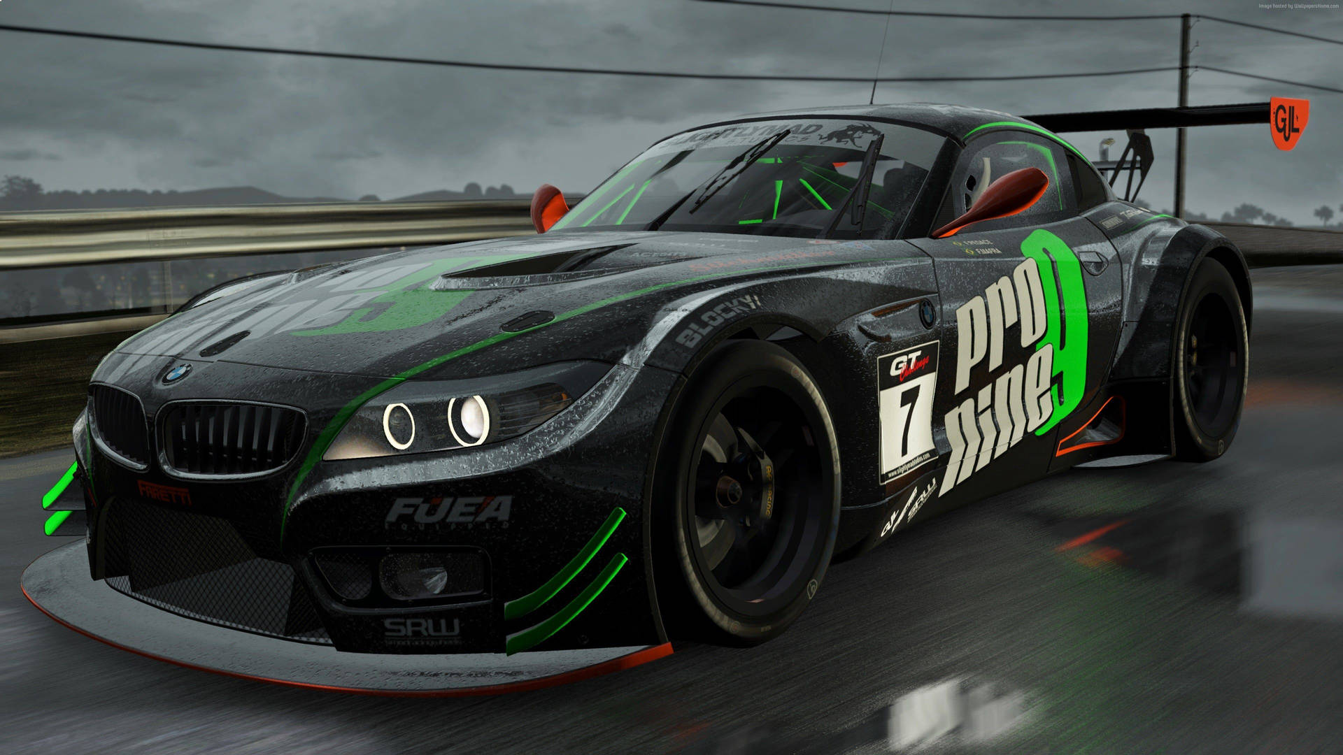 黑色和綠色賽車在濕滑賽道上飛馳 — Project Cars 壁紙