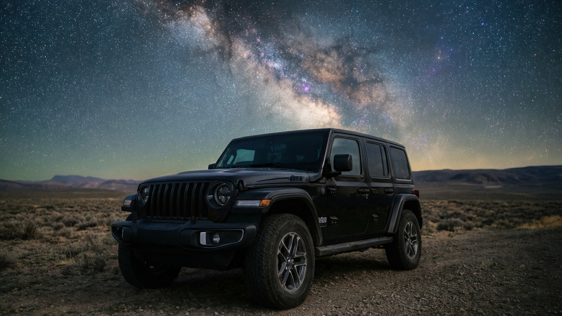 Starry Night Jeep 壁紙 — 一輛黑色Jeep Wrangler停在沙漠公路上，下方是璀璨的銀河拱橋橫跨星空。