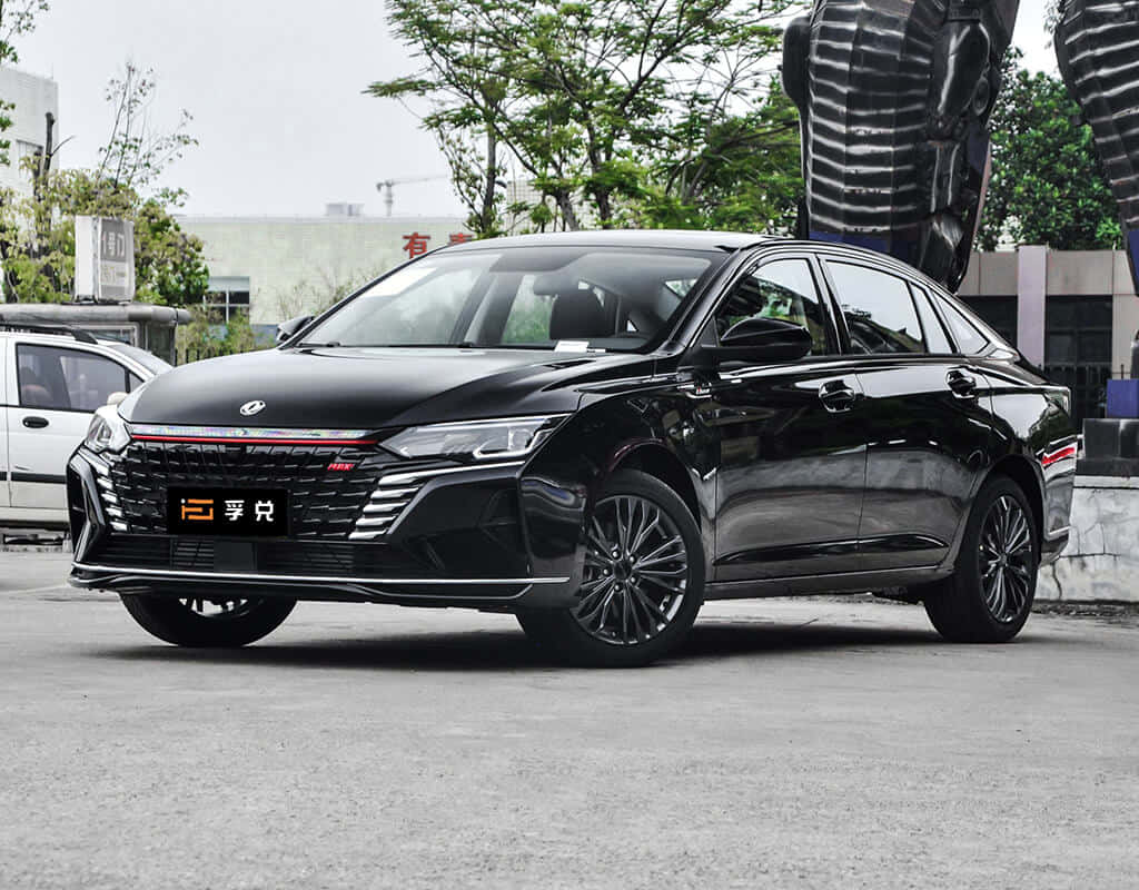  壁紙 — 一輛線條銳利、配備合金輪圈的時尚黑色轎車，停放在混凝土停車場，天空多雲。