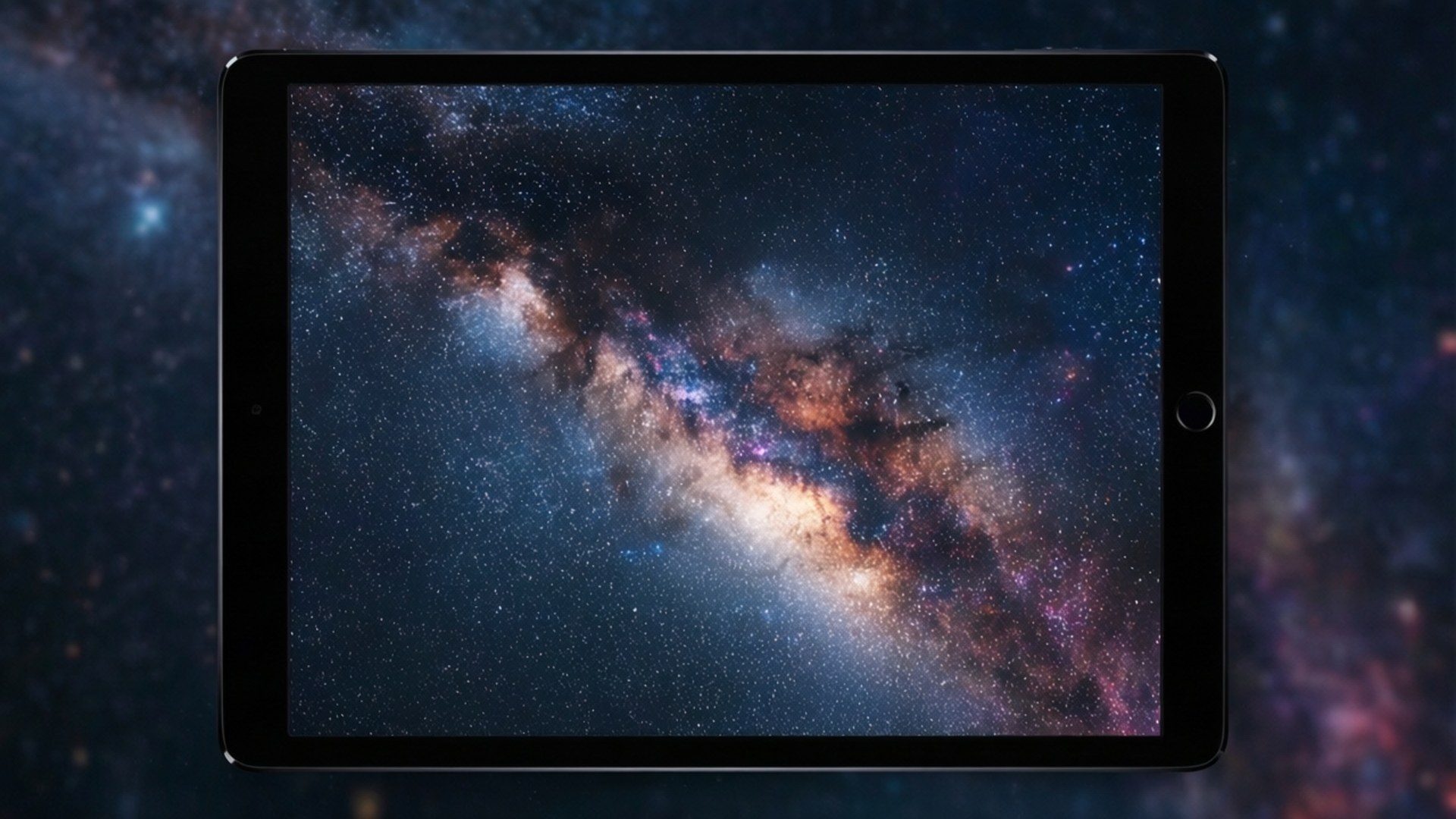 Galaxy Tablet 壁紙 — 一部時尚的黑色平板電腦顯示出充滿活力的星系星雲，帶有旋轉的藍色、紫色和橙色，背景是繁星點點的宇宙。