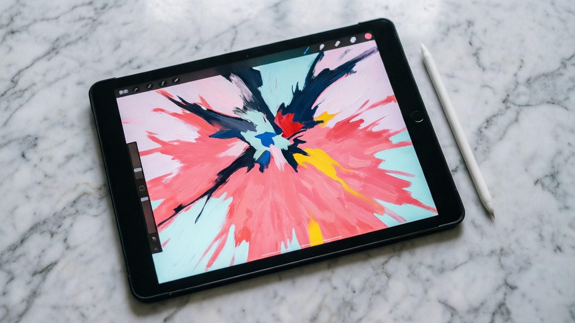 Digital Art Tablet 壁紙 — 一部黑色平板電腦在白色大理石表面上顯示一幅充滿活力的抽象畫，帶有粉紅色、藍色和黃色的筆觸，旁邊放著一支白色觸控筆。