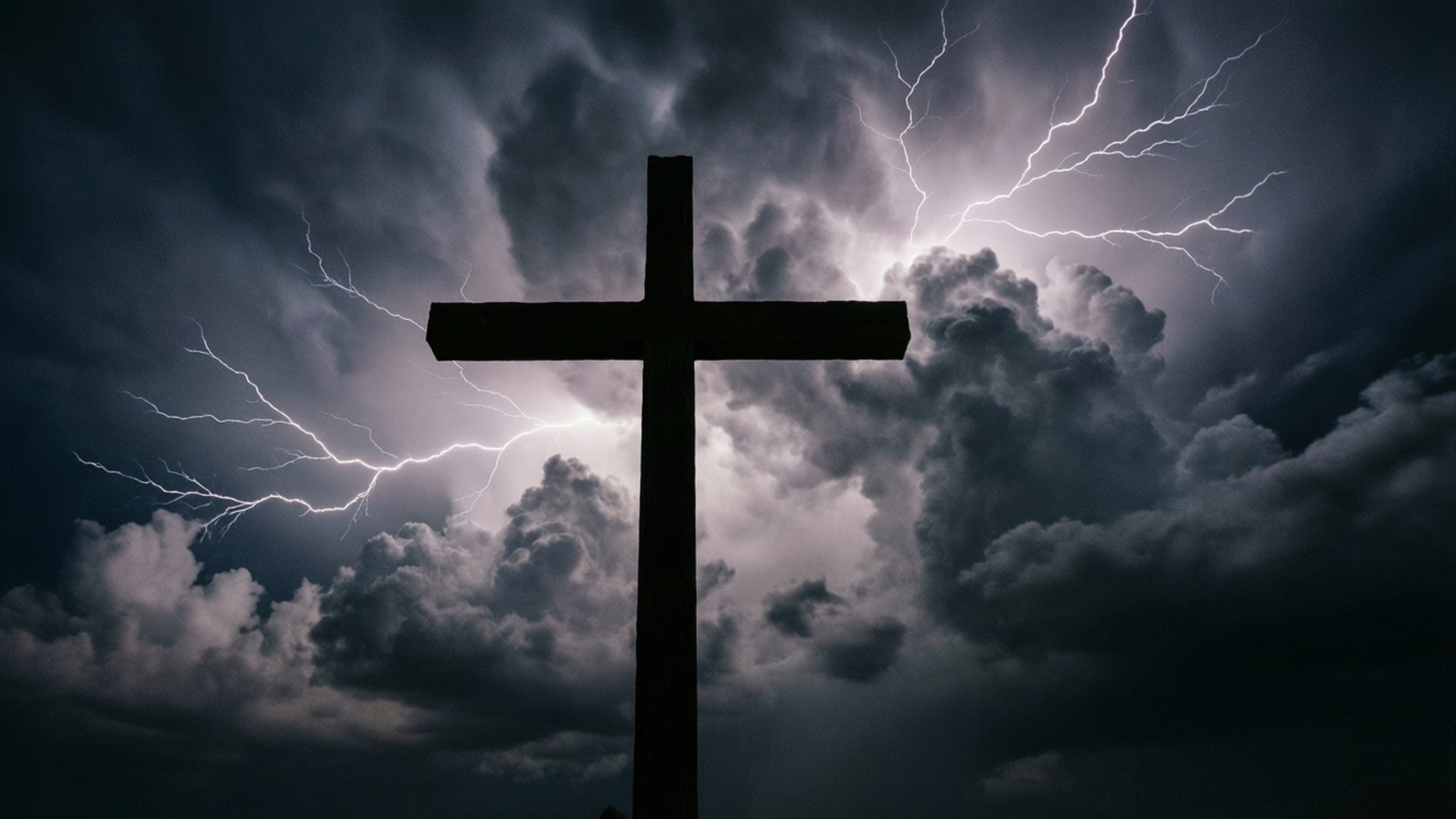 Stormy Calvary 壁紙 — 一個鮮明的黑色十字架在暴風雨的天空中形成剪影，生動的閃電照亮了烏雲。