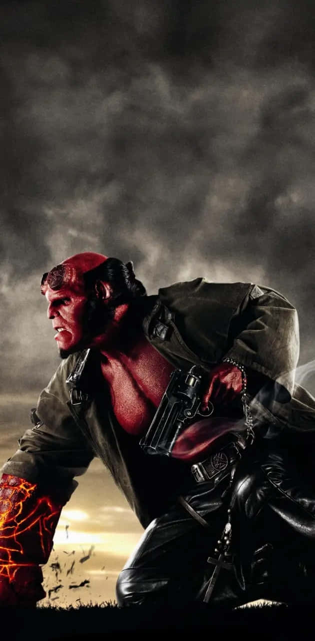  壁紙 — Hellboy在暴風雨的田野中蹲下，手持槍械，手臂上的火焰能量在黑暗的天空下劈啪作響。