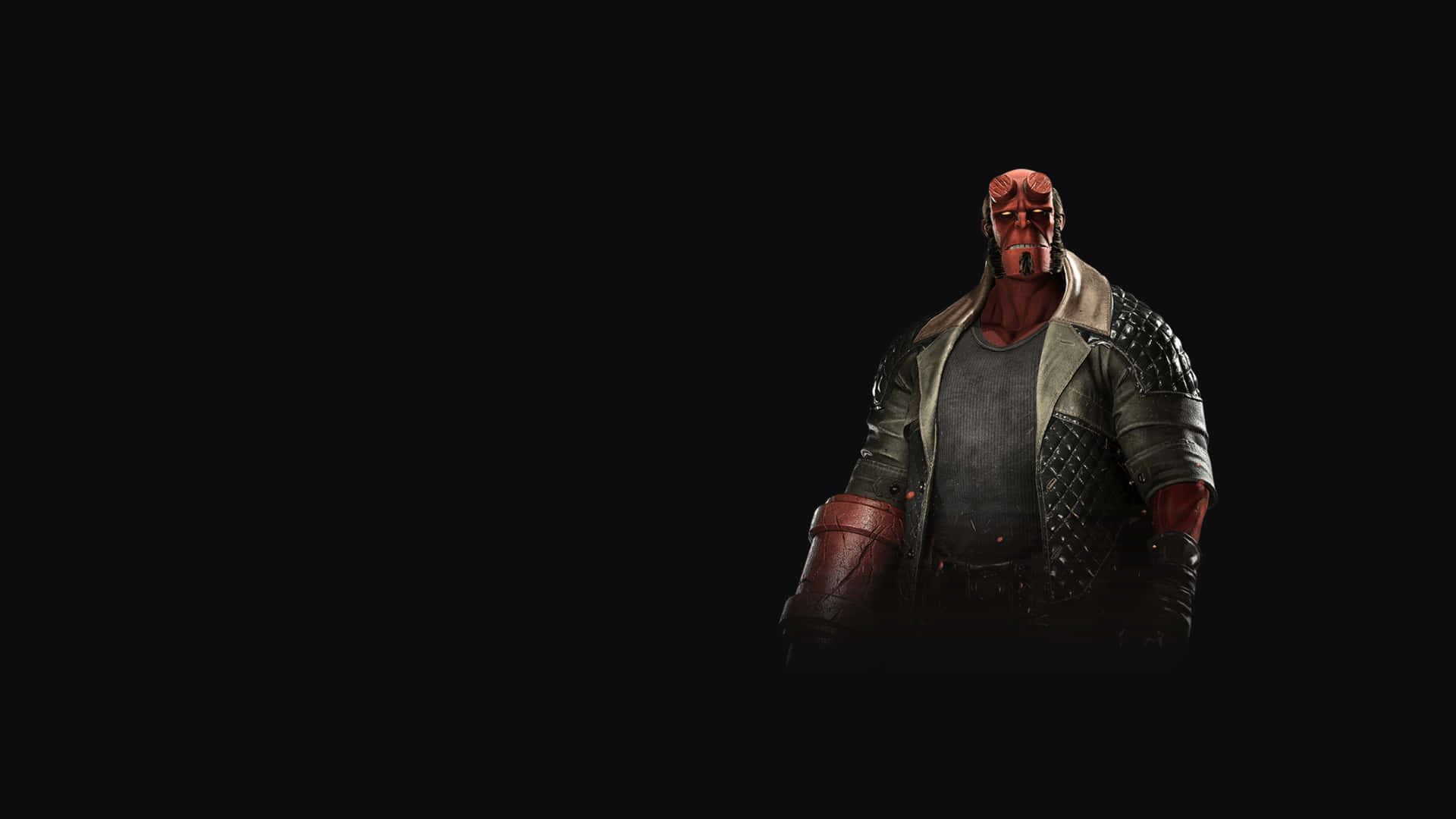  壁紙 — Hellboy 獨自站在黑暗中，身穿堅固的皮夾克，肩部有裝甲，紅色皮膚微微發光。