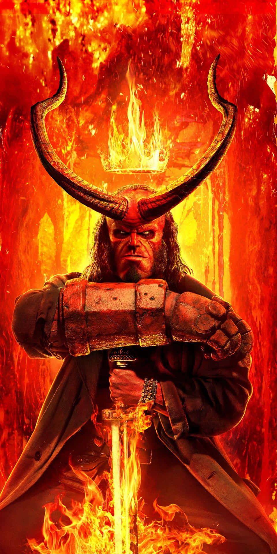  壁紙 — Hellboy 在烈焰地獄中挑釁地站立，手持火焰劍，頭上有發光的角和燃燒的王冠。