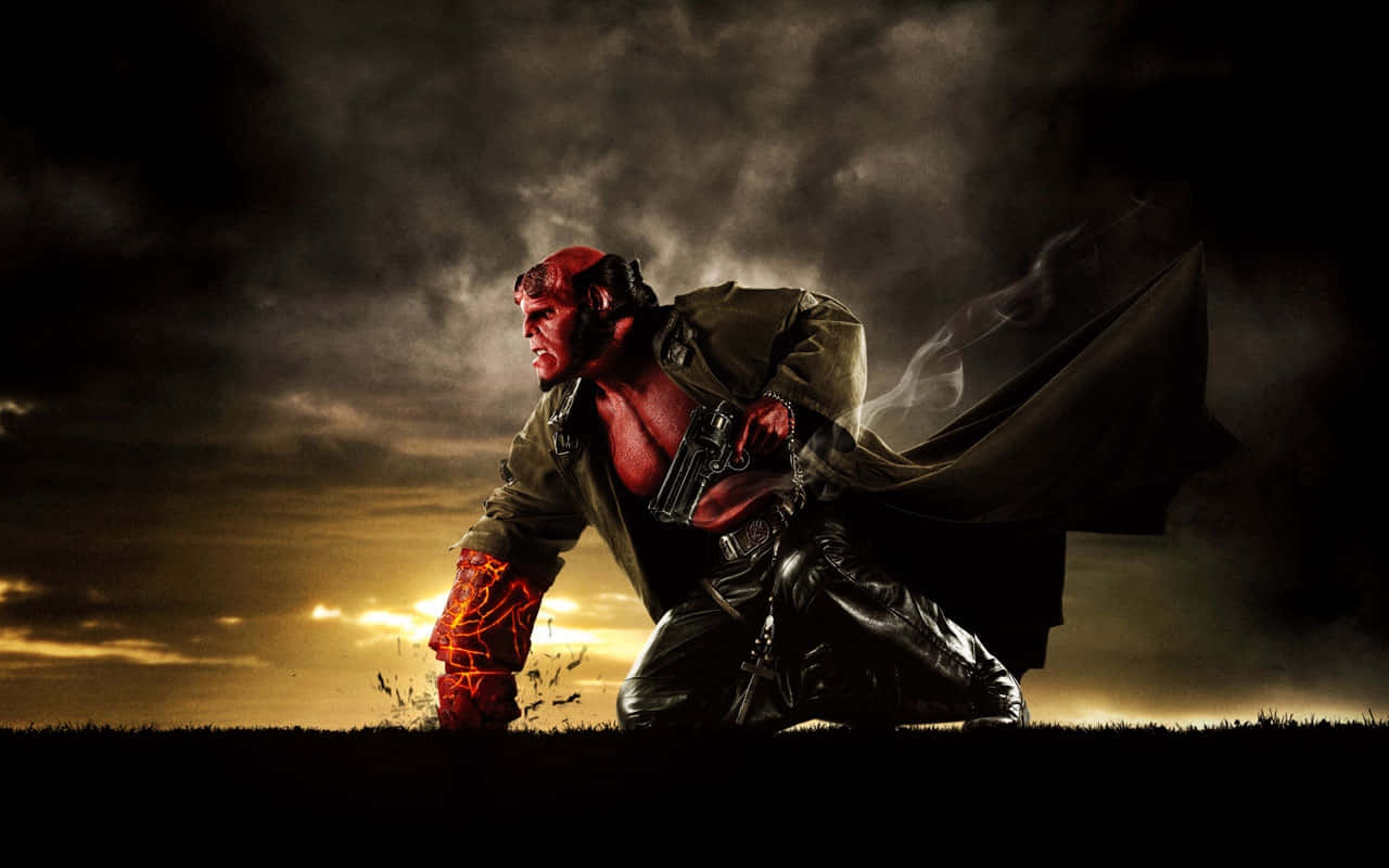  壁紙 — Hellboy 在日落時分的暴風雨田野中蹲伏，手臂發出紅光，外套冒煙。