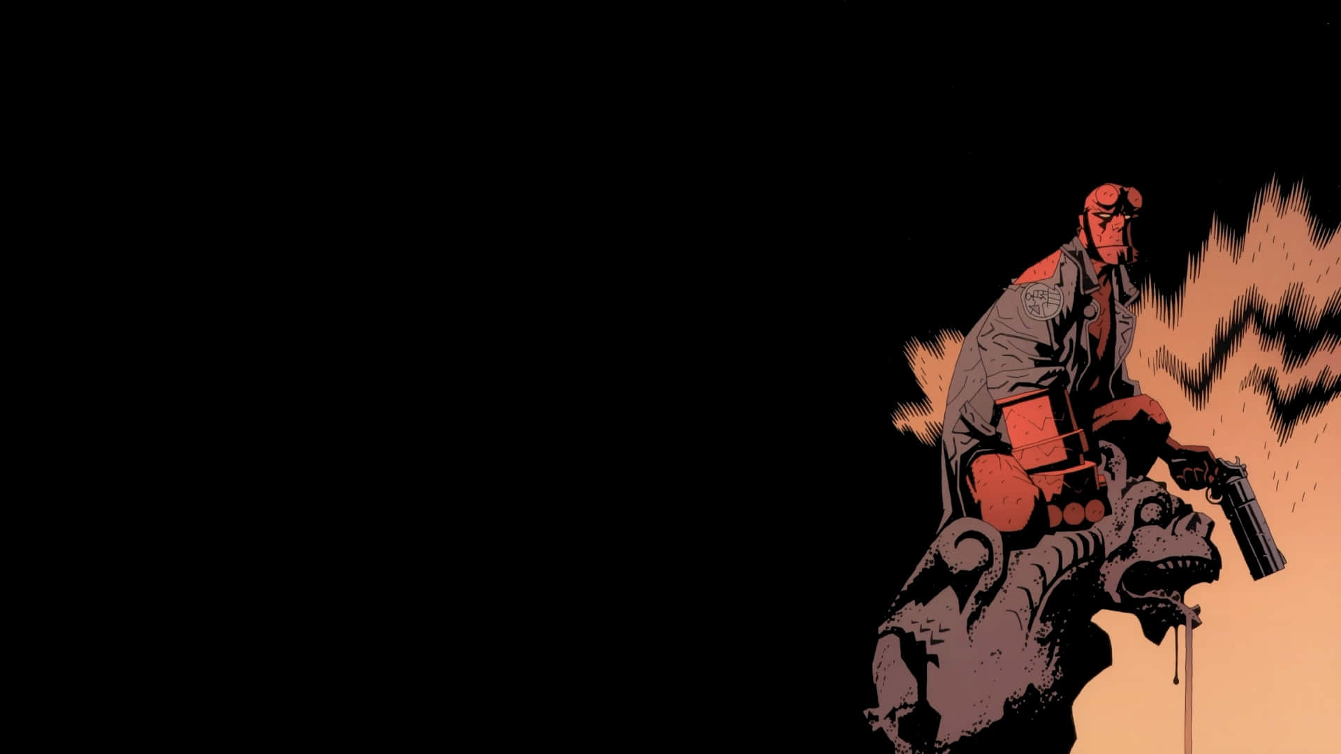  壁紙 — Hellboy 站在石像鬼上，背景是黑暗的天空和橙色雲朵，手持手槍。