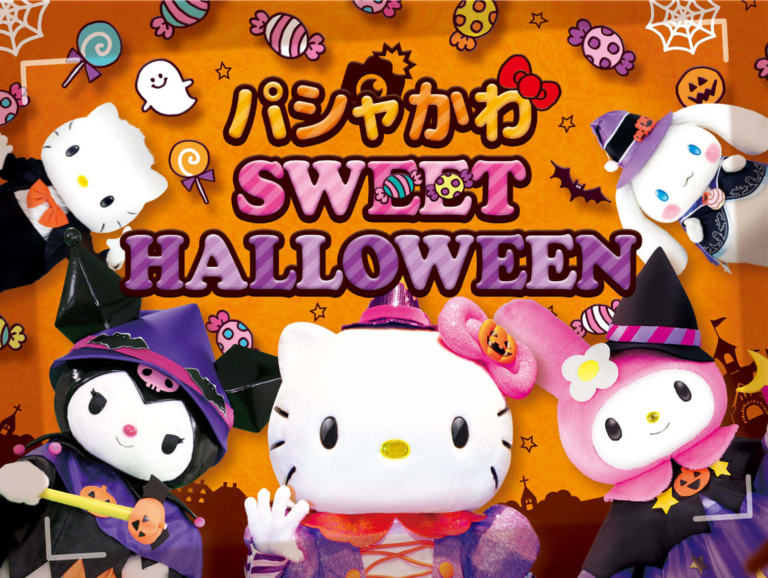  壁紙 — Hello Kitty 和朋友們穿著色彩繽紛的萬聖節服裝，站在充滿糖果和恐怖裝飾的鮮豔橙色背景前。