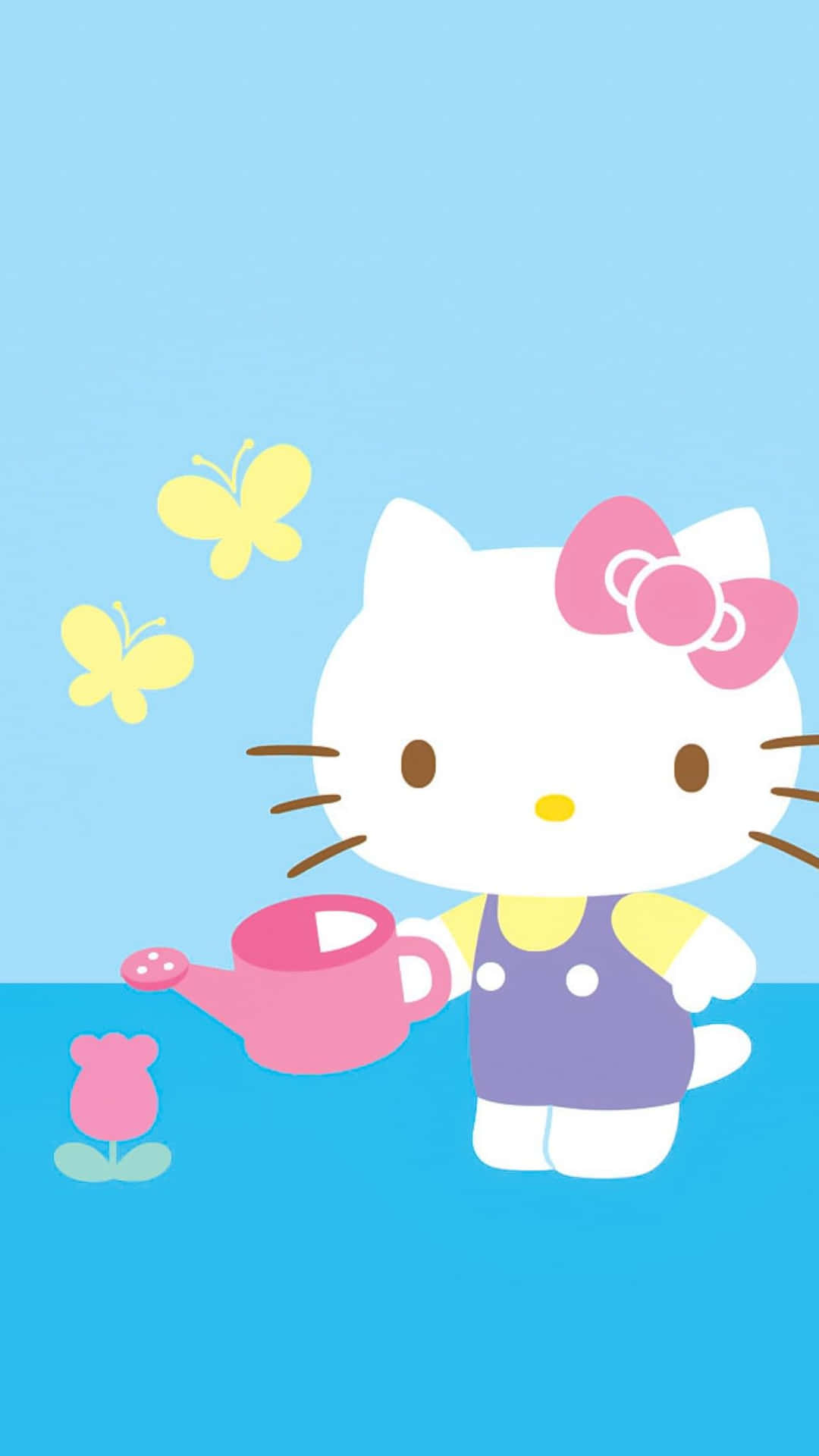  壁紙 — Hello Kitty 身穿紫色吊帶褲，用粉紅色澆水壺澆灌一朵粉紅色花朵，背景為明亮的藍色，並有黃色蝴蝶。