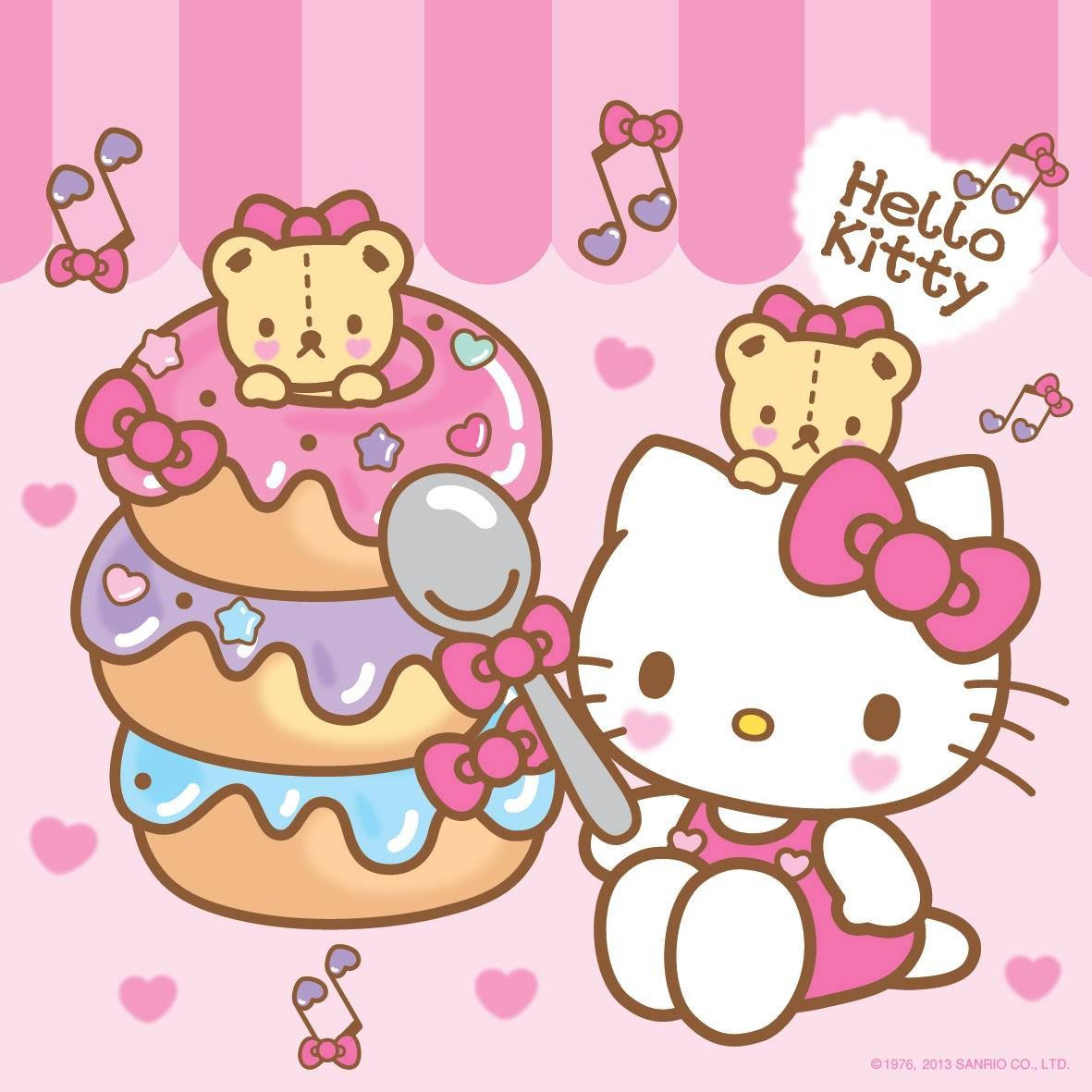 Hello Kitty 拿著湯匙站在一個有泰迪熊裝飾和音符的巨大蛋糕旁邊。 — Hello Kitty 壁紙