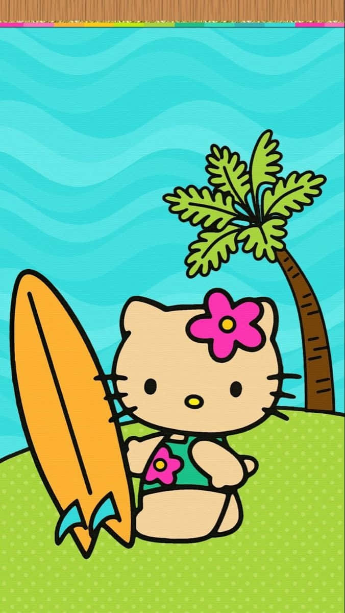  壁紙 — Hello Kitty 身穿綠色泳衣，帶著粉紅色花朵，在明亮的藍綠色沙灘上，棕櫚樹旁拿著一塊橙色衝浪板。