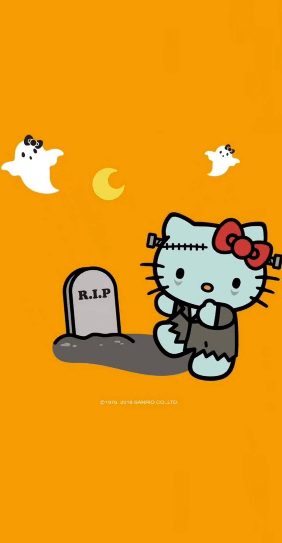 Hello Kitty Halloween 桌布 壁紙 — Hello Kitty 以殭屍造型，戴著紅色蝴蝶結，坐在墓碑旁，背景是橙色，有新月和漂浮的鬼魂。