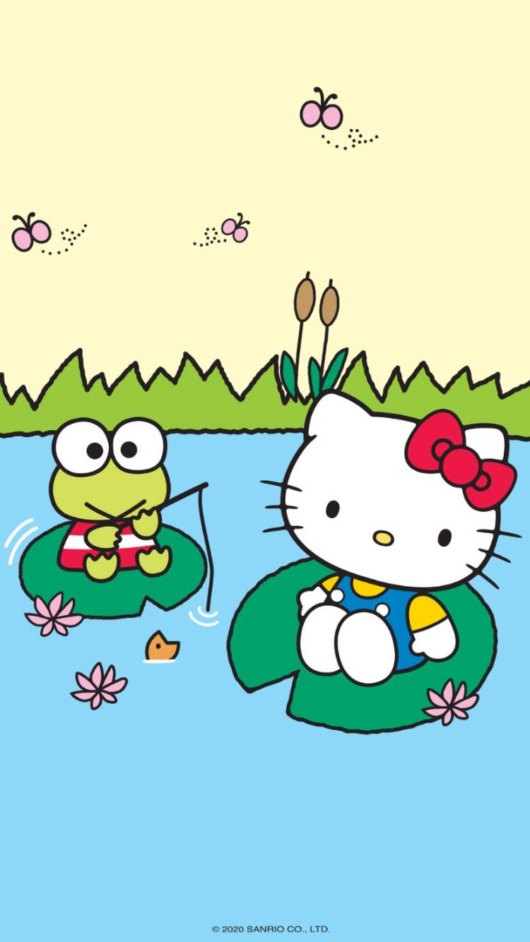 Keroppi 桌布 壁紙 — Hello Kitty 和 Keroppi 坐在荷葉上，在平靜的池塘釣魚，周圍有粉紅色的花朵和蝴蝶飛舞，天空是柔和的黃色。