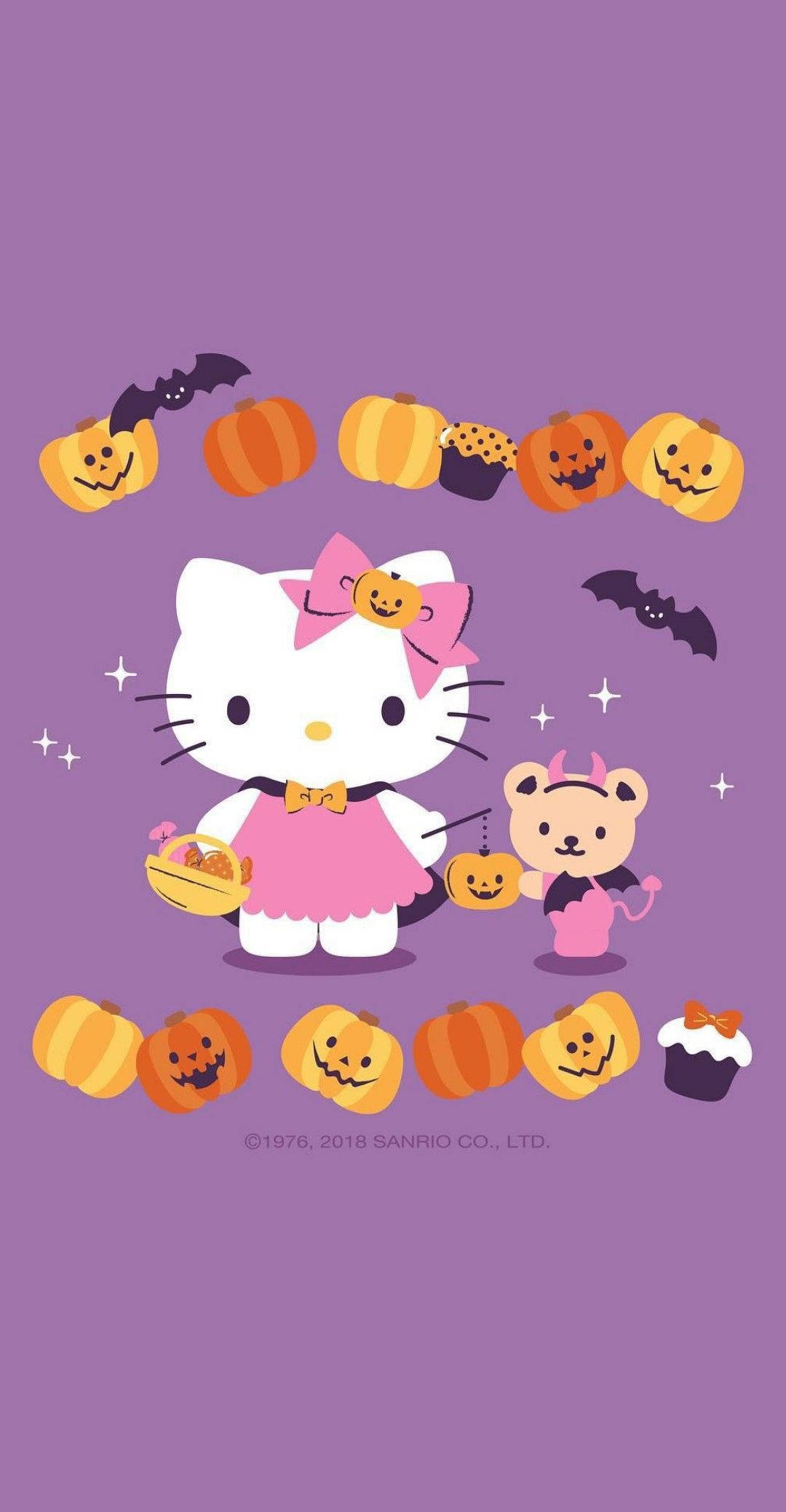 Hello Kitty Halloween 桌布 壁紙 — Hello Kitty 和一個泰迪熊穿著萬聖節服裝，在紫色背景上被南瓜、蝙蝠和杯子蛋糕包圍。