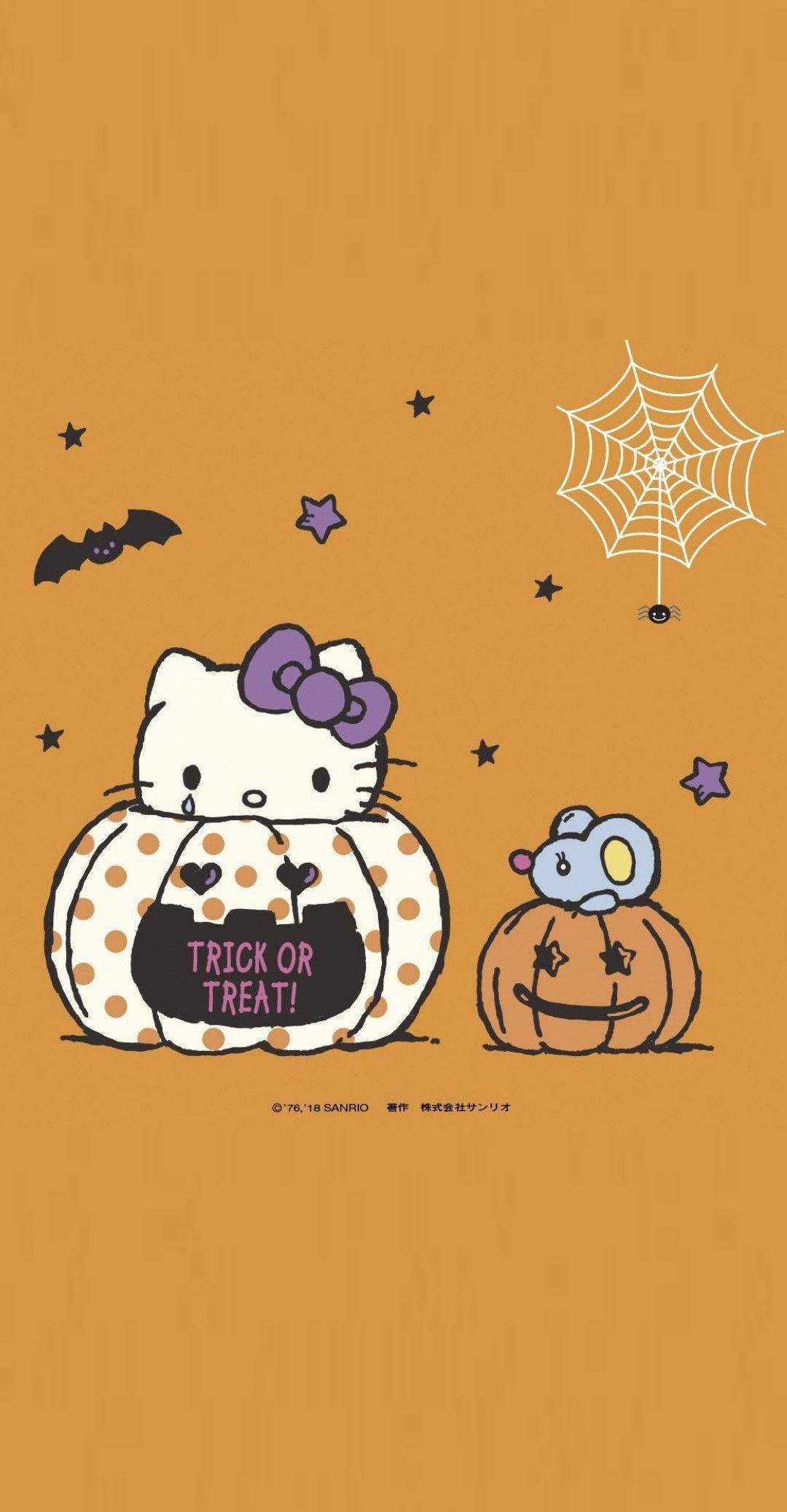 Hello Kitty Halloween 桌布 壁紙 — Hello Kitty 和一隻老鼠從圓點和橙色南瓜中探出頭來，背景是星空橙色天空，有蝙蝠和蜘蛛網。