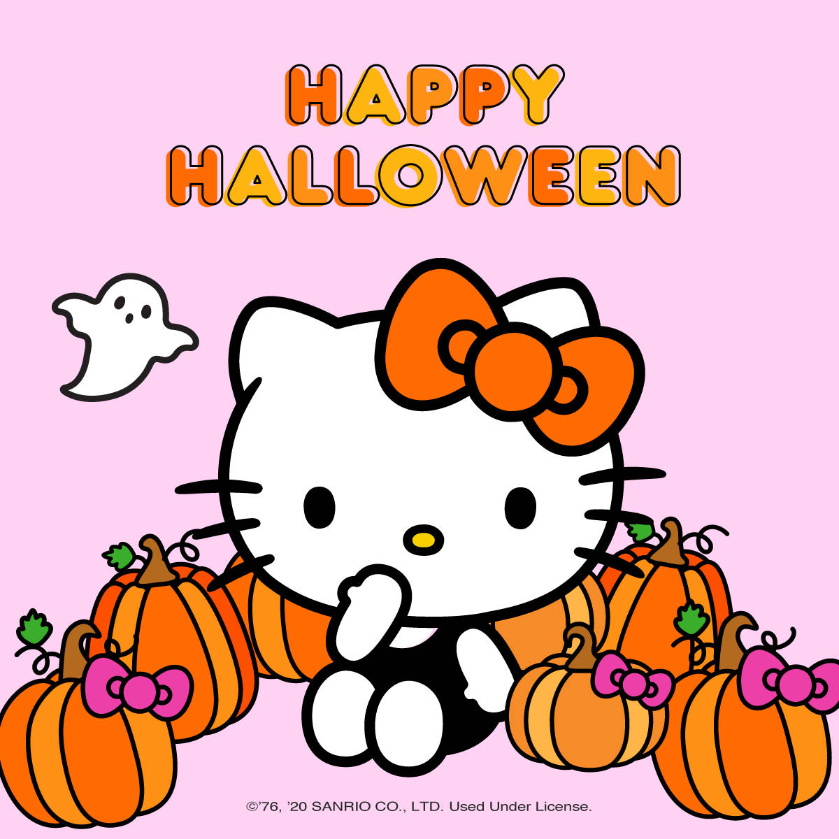 Hello Kitty Halloween 桌布 壁紙 — Hello Kitty 在一個歡樂的萬聖節場景中，周圍環繞著南瓜和一個漂浮的幽靈，背景為粉紅色。