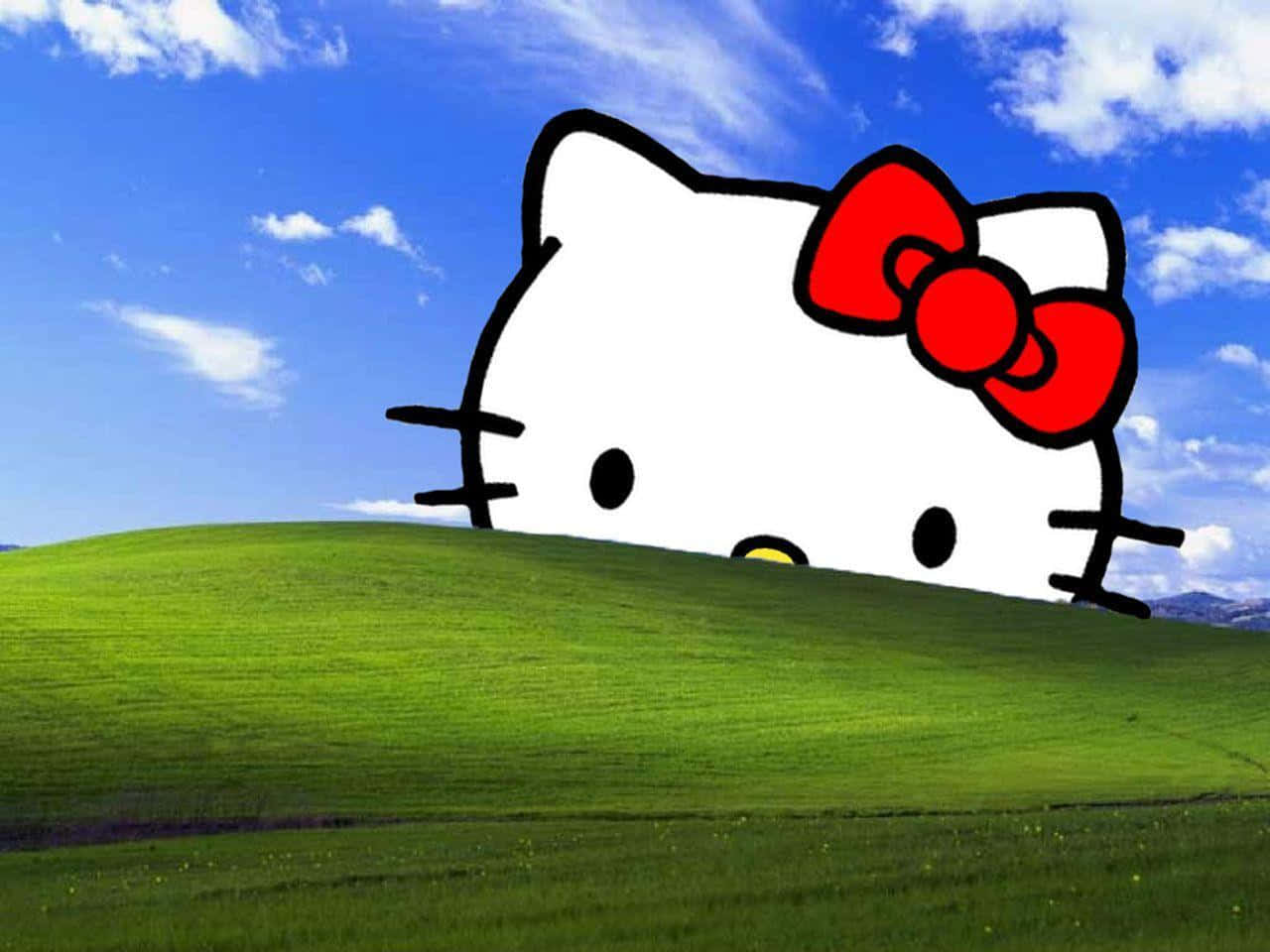 Hello Kitty 在有雲的藍天下，在綠色山丘上探出頭來。