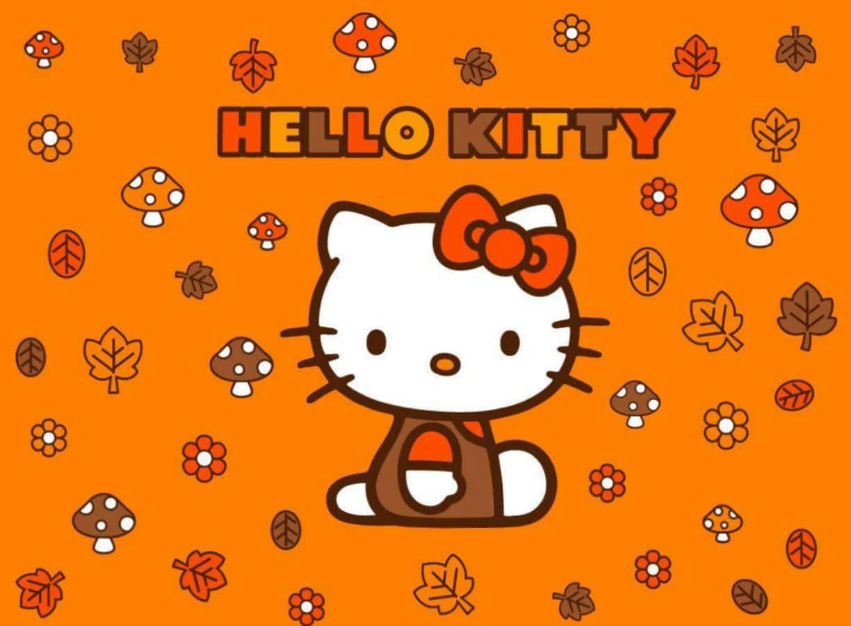 Hello Kitty 桌布 壁紙 — Hello Kitty 在橙色背景上帶著蘑菇、樹葉和花朵的秋天主題圖案中微笑坐著。
