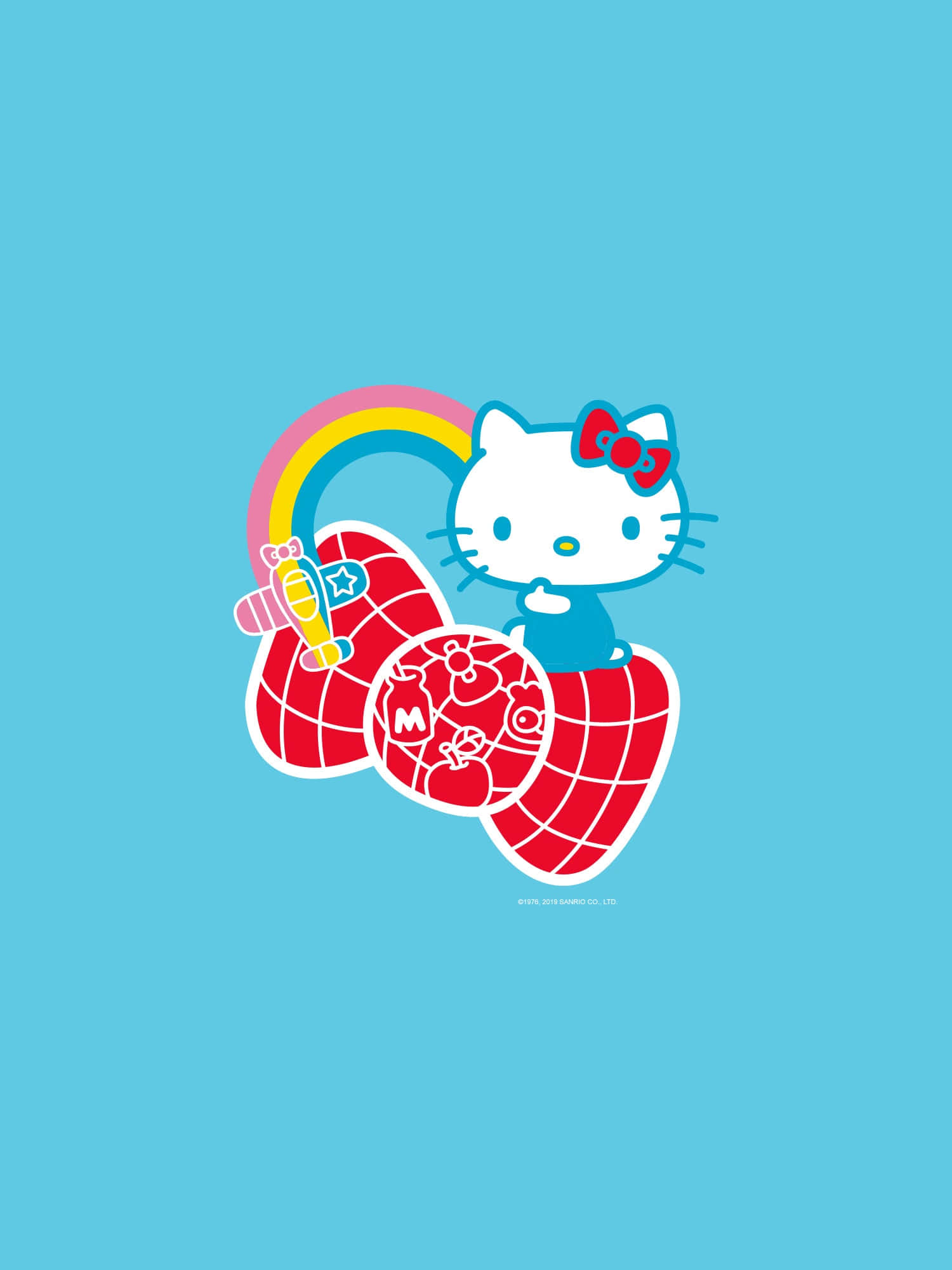 Kitty White 桌布 壁紙 — Hello Kitty 坐在紅色格子圖案的草莓上，身後有一道彩虹拱起，背景為純藍色。