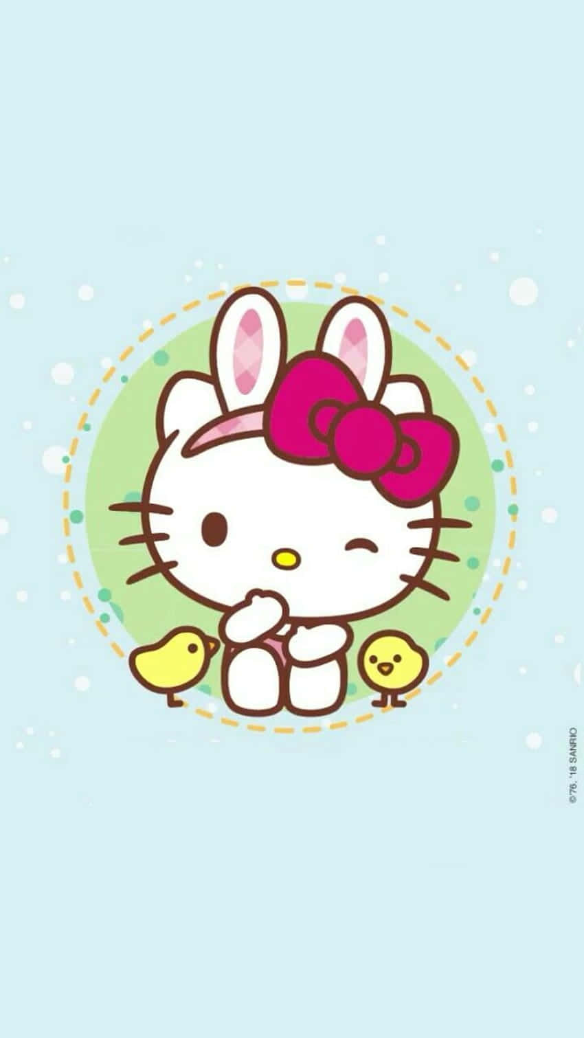Hello Kitty 桌布 壁紙 — Hello Kitty 戴著兔耳和粉紅色蝴蝶結，溫柔地坐在兩個黃色小雞之間，位於柔軟藍色背景上的圓點圓圈內。