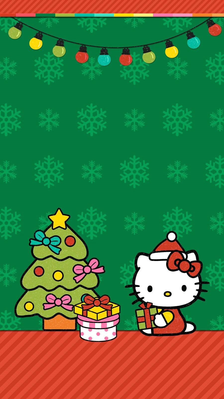 聖誕節手機 桌布 壁紙 — Hello Kitty 戴著紅色聖誕帽，在裝飾好的聖誕樹旁，在彩色燈串下，在綠色雪花背景上拿著禮物。
