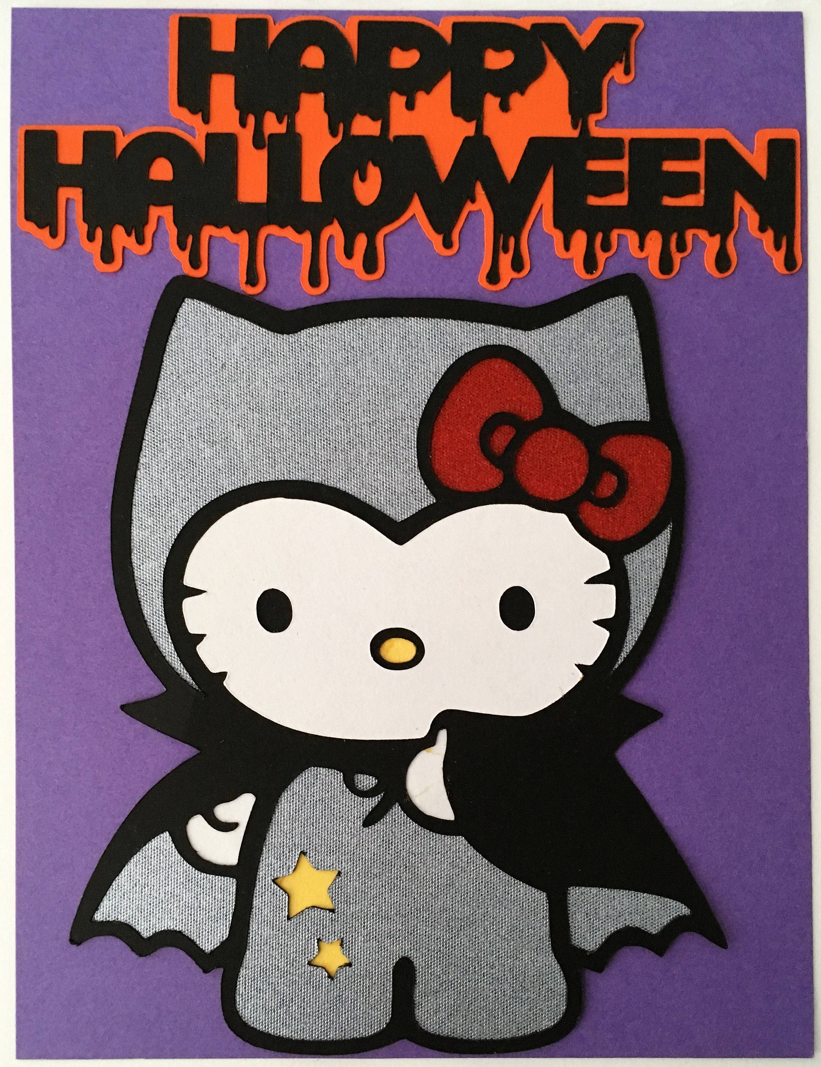 Hello Kitty Halloween 桌布 壁紙 — Hello Kitty 打扮成吸血鬼，帶有蝙蝠翅膀和星星，背景為紫色，帶有滴落的萬聖節文字。