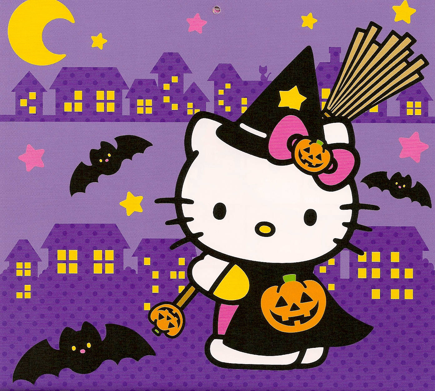 Kawaii Halloween 桌布 壁紙 — Hello Kitty 打扮成女巫，拿著南瓜掃帚，在彎月下飛過紫色的鬼鎮。