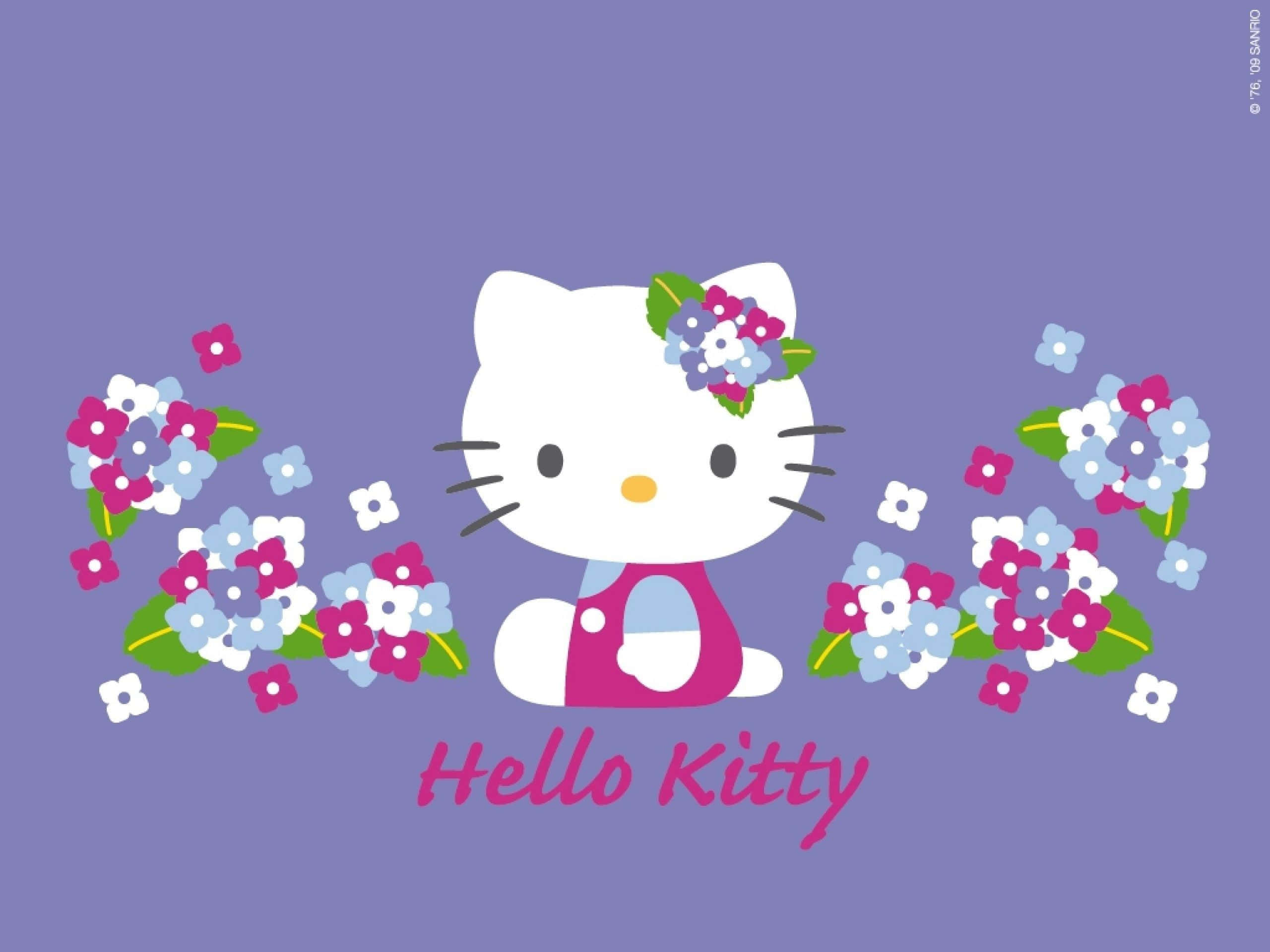 Kitty White 桌布 壁紙 — Hello Kitty 穿著粉紅色連衣裙，在紫色背景上被粉紅色、藍色和白色的花朵包圍，微笑地坐著。