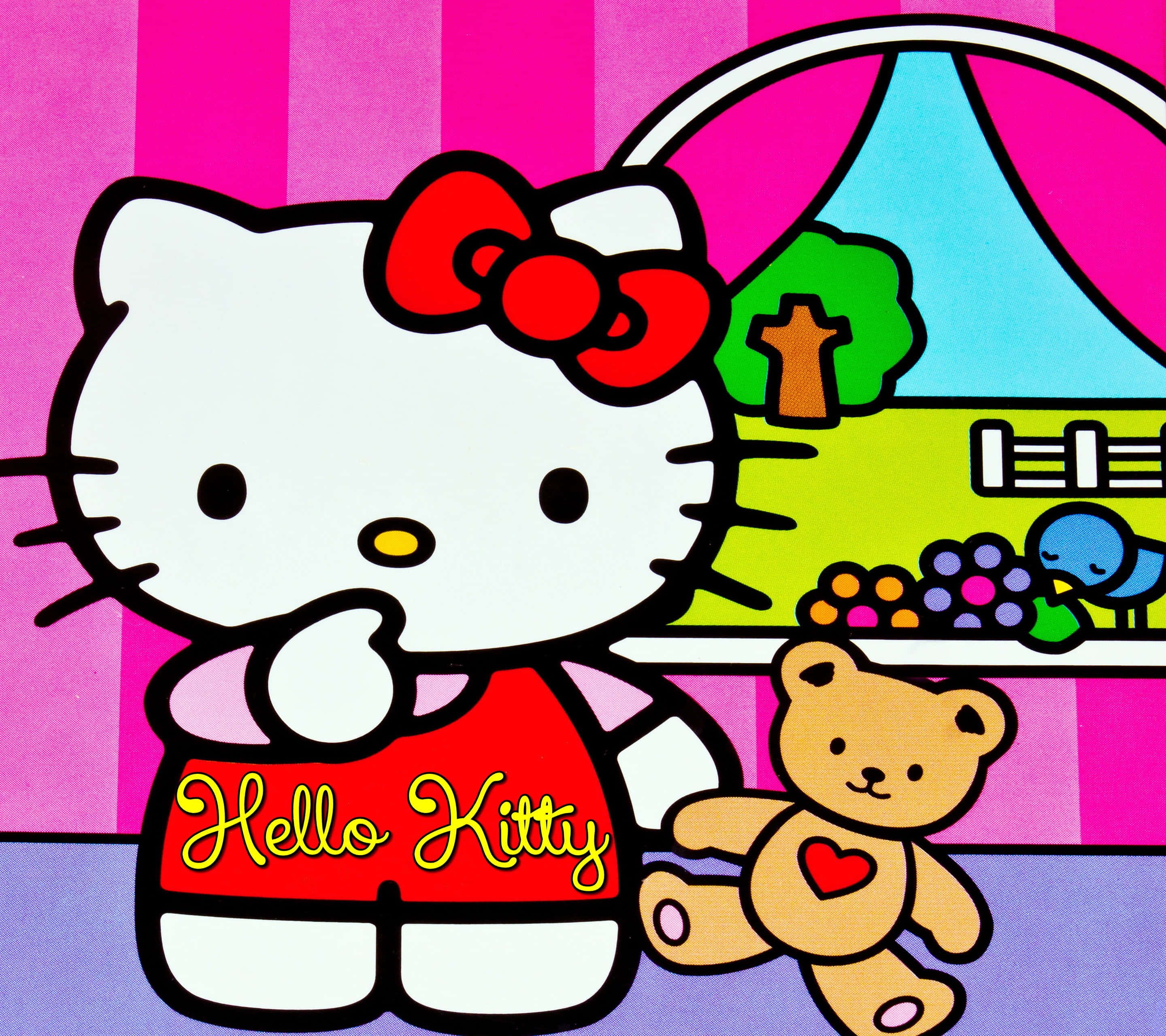Cute Cartoon Characters 桌布 壁紙 — Hello Kitty 穿著紅色連衣裙，在粉紅色條紋背景和嘉年華帳篷前抱著泰迪熊。