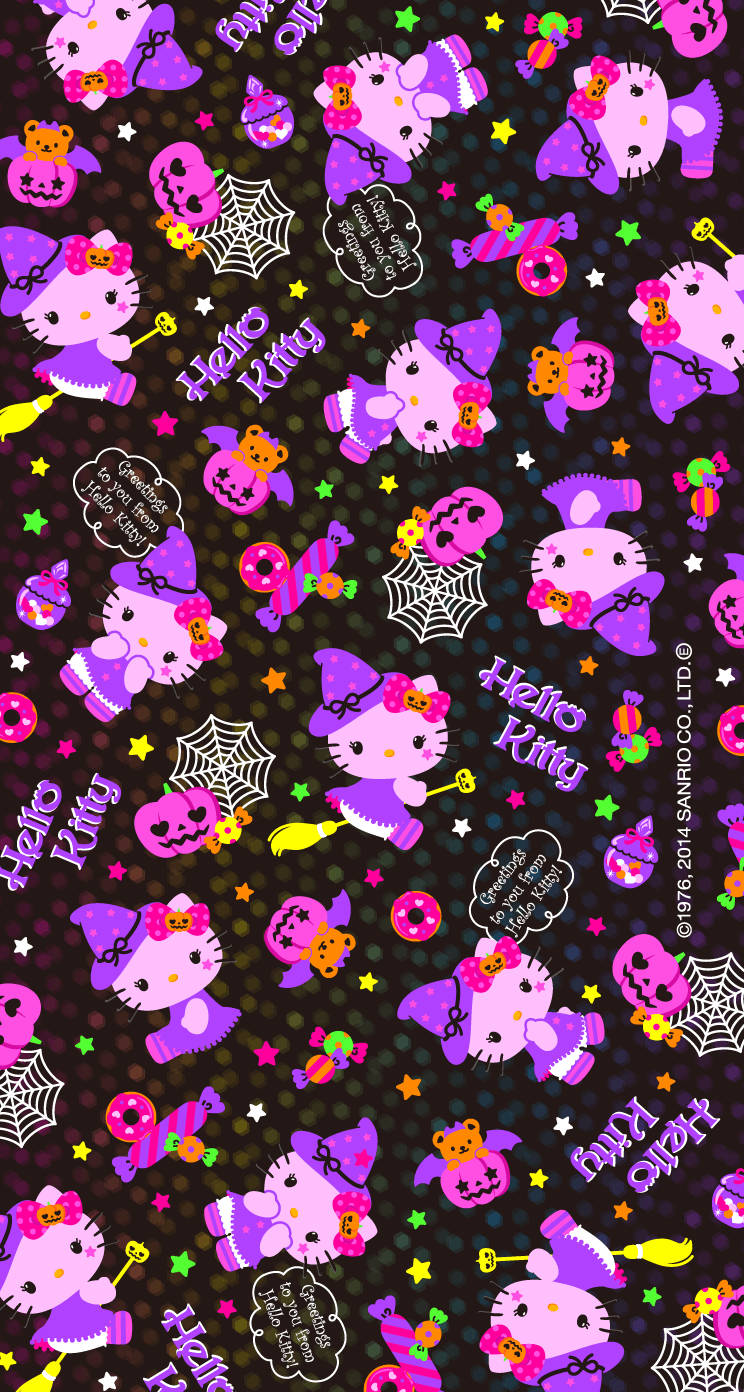 Kawaii Halloween 桌布 壁紙 — Hello Kitty 穿著紫色女巫服裝，搭配南瓜、蜘蛛和星星，在深色圓點背景上。
