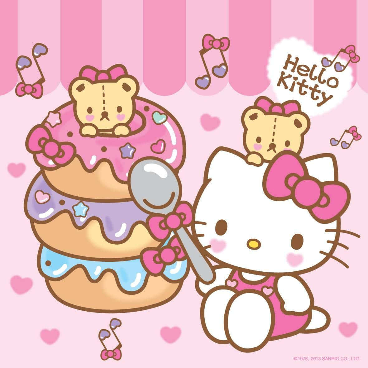 sanrio 桌布 壁紙 — Hello Kitty 身穿粉紅色連衣裙，在條紋背景上，旁邊有一個巨大的多層蛋糕，上面有泰迪熊和音符，她拿著勺子。