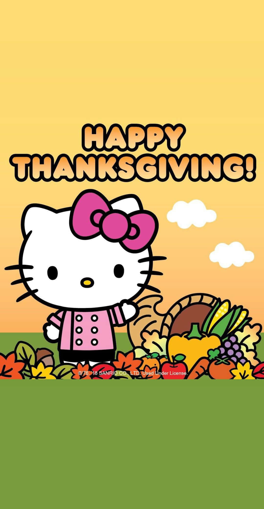 Hello Kitty Thanksgiving 桌布 壁紙 — Hello Kitty 身穿粉紅色外套，站在一個裝滿秋季蔬菜的豐收角旁邊，背景是溫暖的橙色天空。