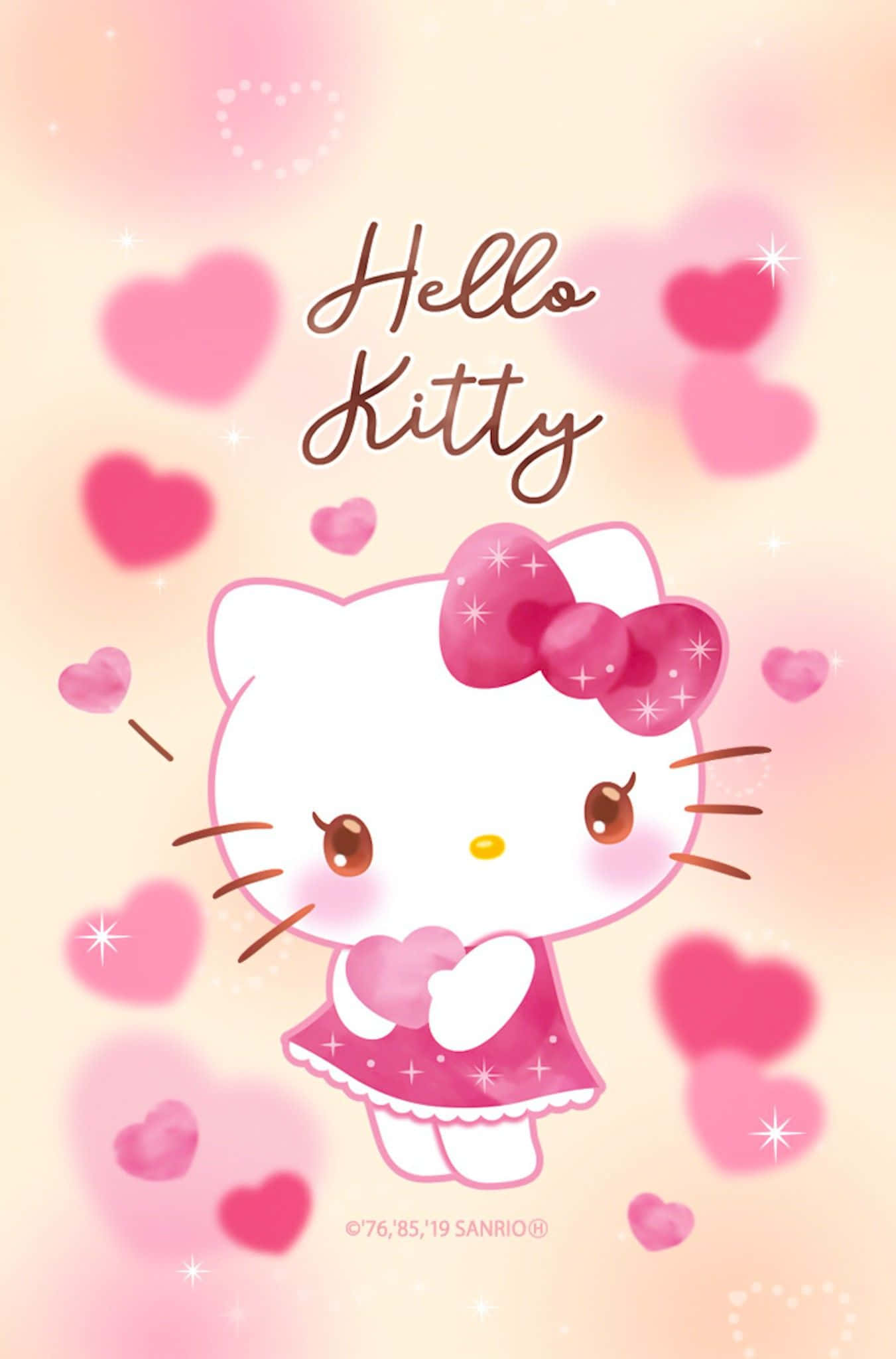 Hello Kitty 桌布 壁紙 — Hello Kitty 身穿粉紅色連衣裙，手持一顆心，周圍環繞著漂浮的心形和閃光，背景為柔和漸變色。