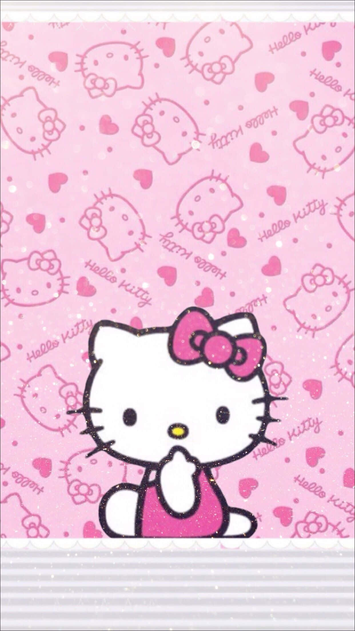 Hello Kitty 桌布 壁紙 — Hello Kitty 身穿粉紅色連衣裙，戴著閃亮蝴蝶結，坐在粉紅色背景中央，背景上有心形圖案和她的名字。