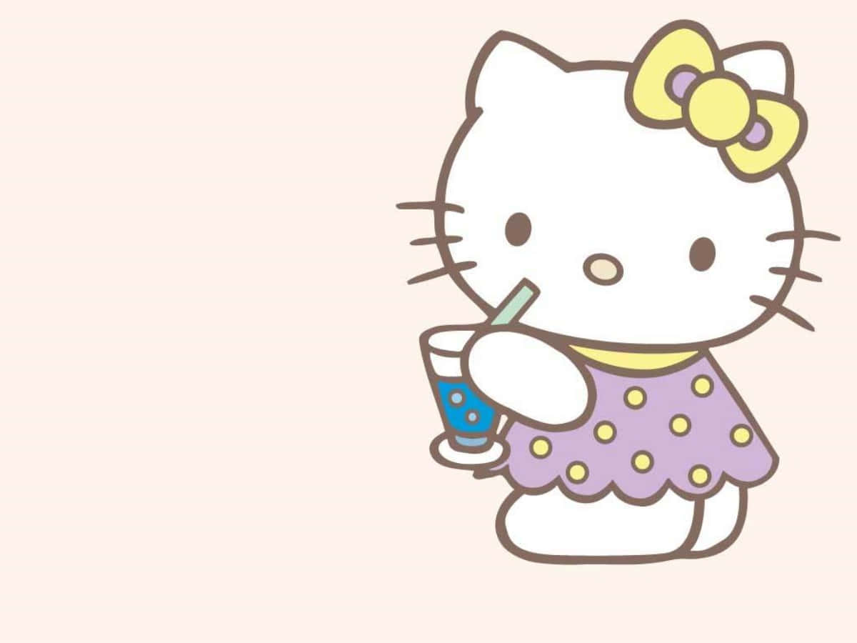 sanrio 桌布 壁紙 — Hello Kitty 身穿紫色圓點連衣裙，在柔和的粉紅色背景前用吸管喝藍色飲料。