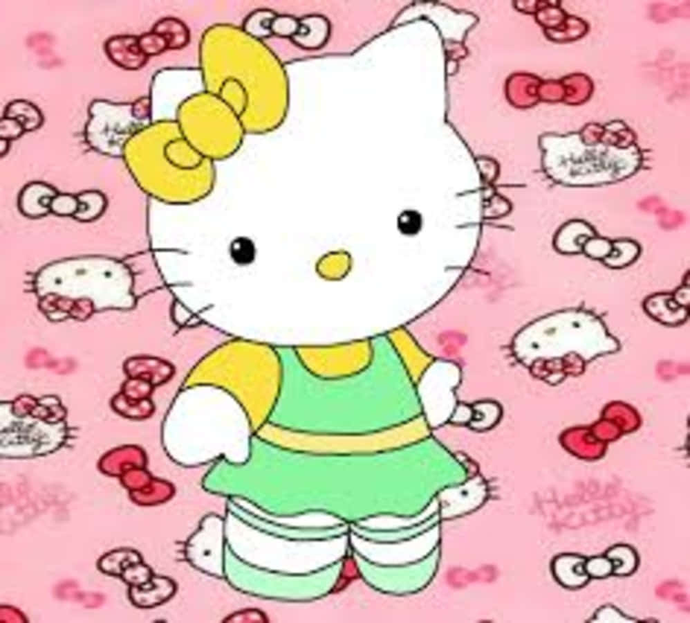 Mimmy White 桌布 壁紙 — Hello Kitty 身穿綠色連衣裙，戴著黃色蝴蝶結，站在充滿蝴蝶結和她臉孔的粉紅色背景上。