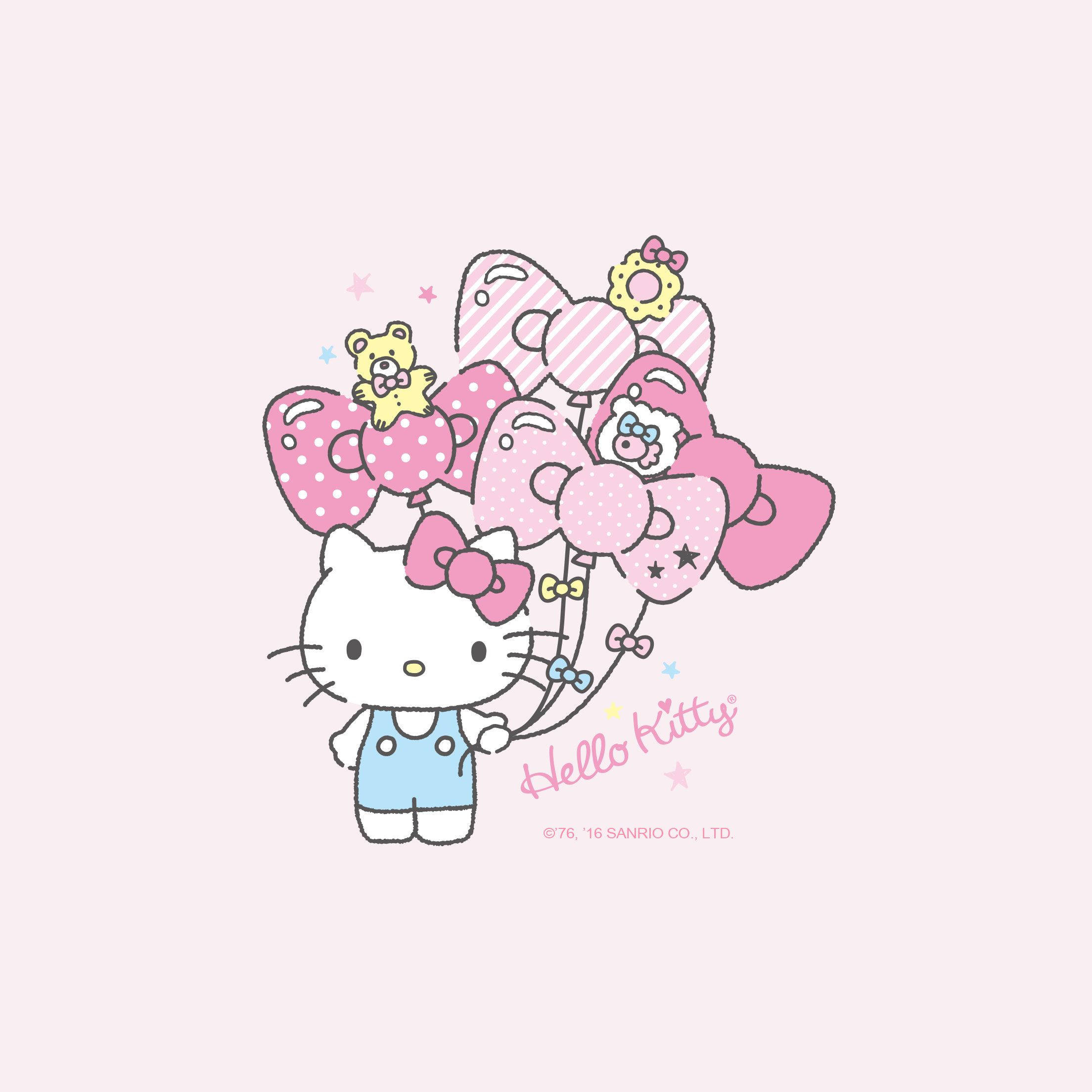 sanrio 桌布 壁紙 — Hello Kitty 身穿藍色吊帶褲，手持一束粉紅色圖案氣球，與可愛的動物朋友們在柔和的粉紅色背景前。