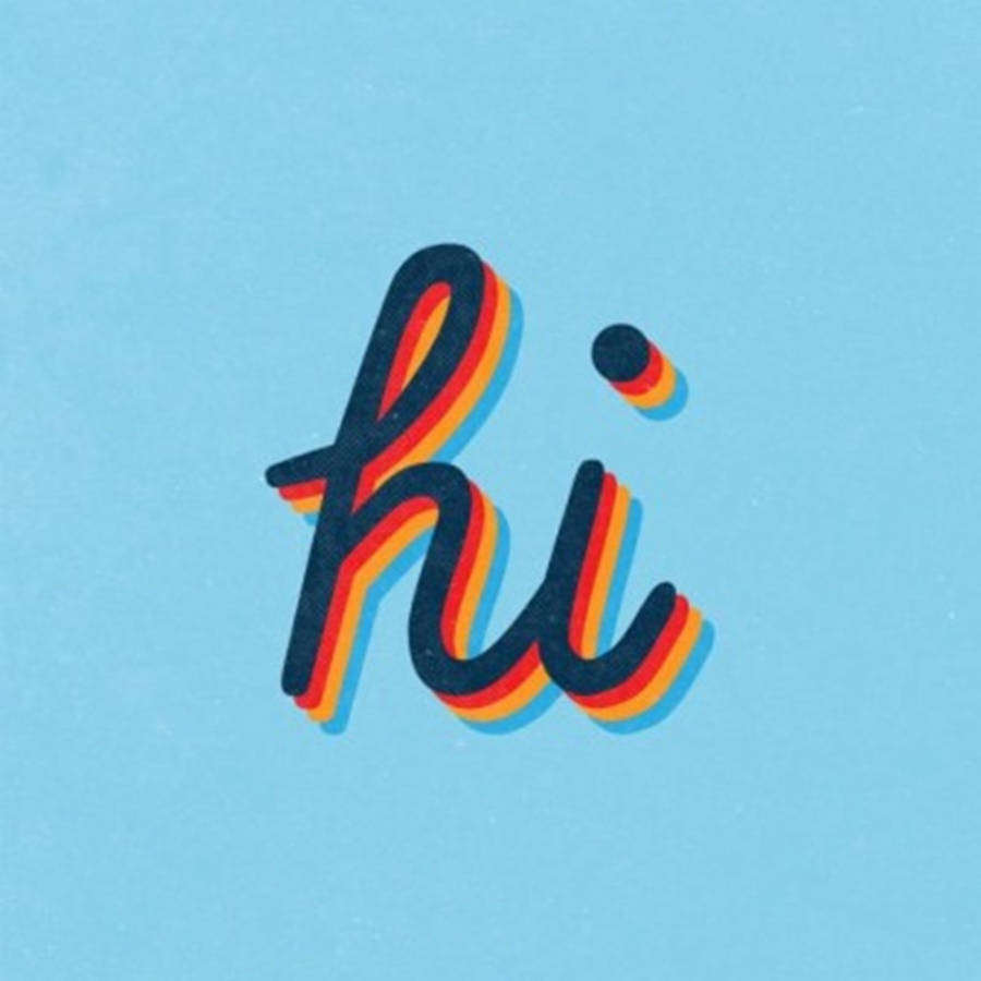 Hi 桌布 壁紙 — 「hi」這個字以粗體風格字體呈現，帶有彩虹條紋，背景是柔和的藍色。