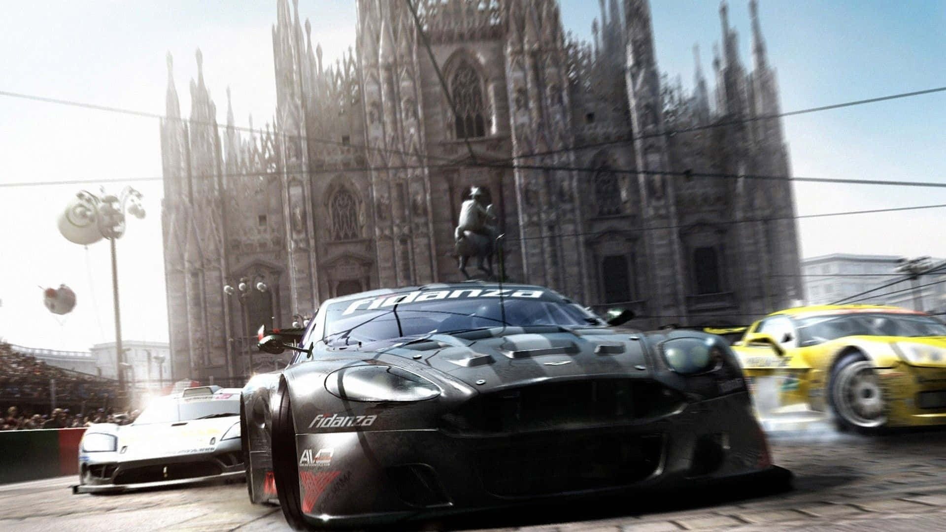 賽車在日落時分疾馳經過米蘭大教堂，周圍有歡呼的人群。 — Project Cars 2 壁紙