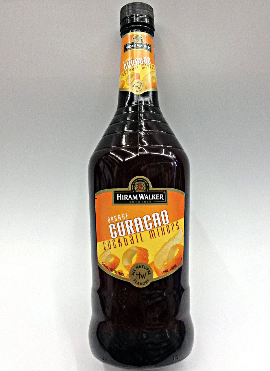 alcohol 桌布 壁紙 — Hiram Walker Orange Curacao 雞尾酒調和劑的深色玻璃瓶，在純白色背景上帶有鮮豔的橙色標籤。