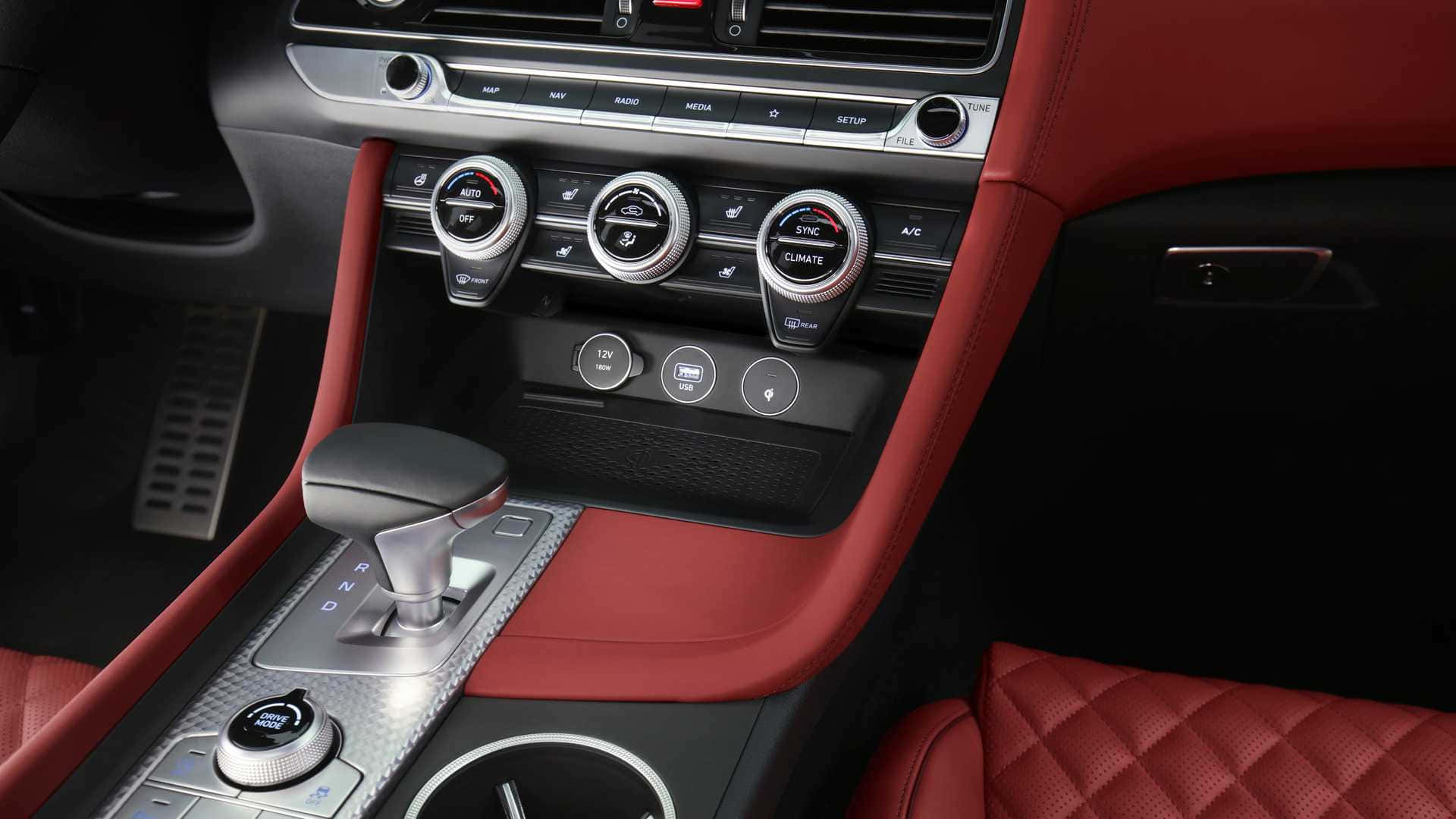 Genesis G70 桌布 壁紙 — 豪華車內裝，紅色菱格皮革座椅，銀色排檔桿，周圍是黑色儀表板控制裝置。