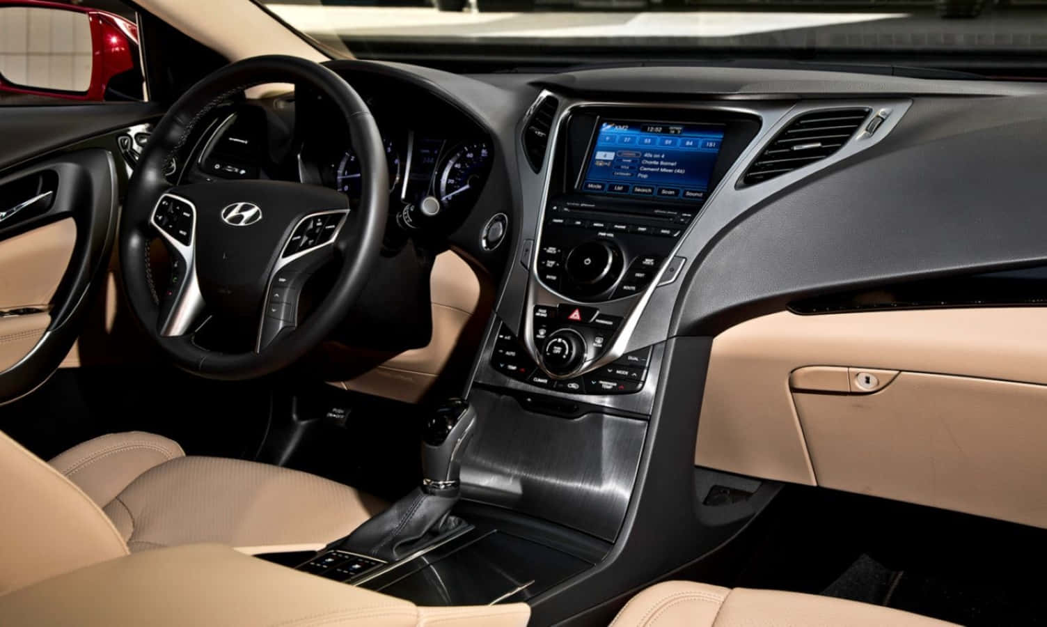 Hyundai Azera 桌布 壁紙 — 豪華車內裝，配備米色皮革座椅、黑色儀表板和數位顯示屏，在明亮的日光下。